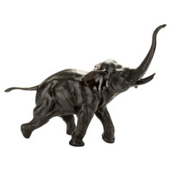 Okimono de bronce que representa a un majestuoso elefante corriendo