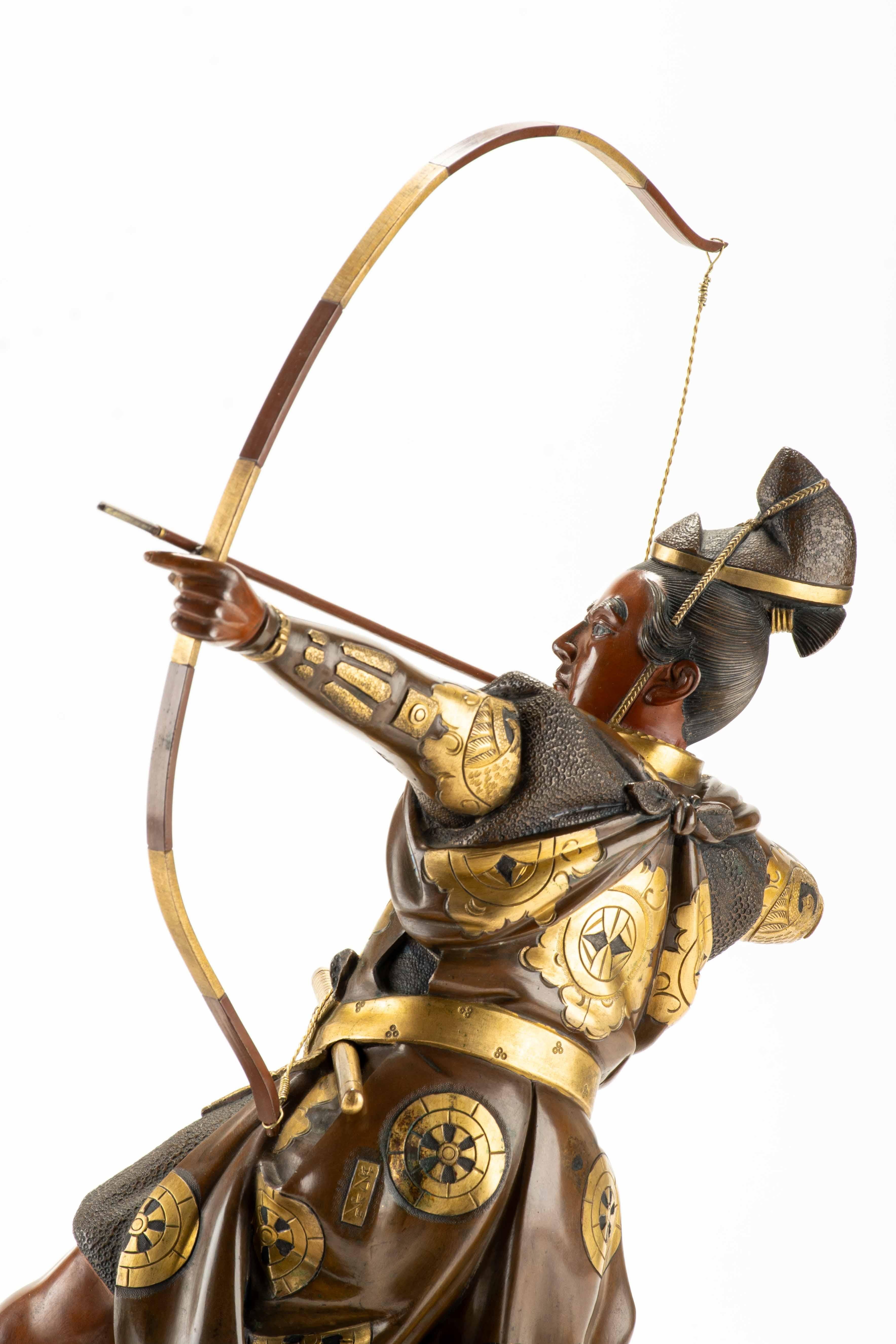 Okimono en bronze représentant un samouraï avec un arc, signé Yoshimitsu Excellent état - En vente à Milano, IT
