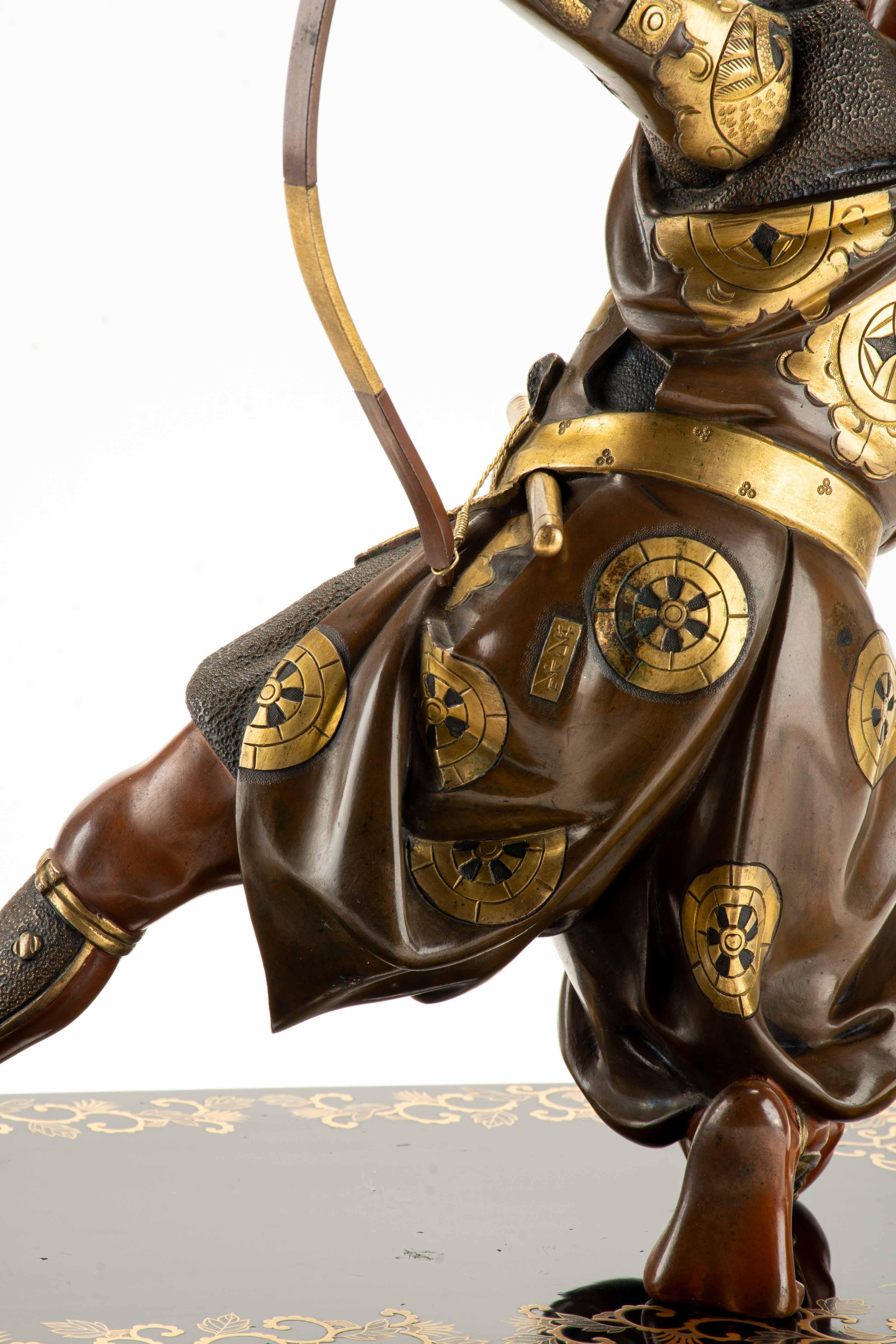 XIXe siècle Okimono en bronze représentant un samouraï avec un arc, signé Yoshimitsu en vente