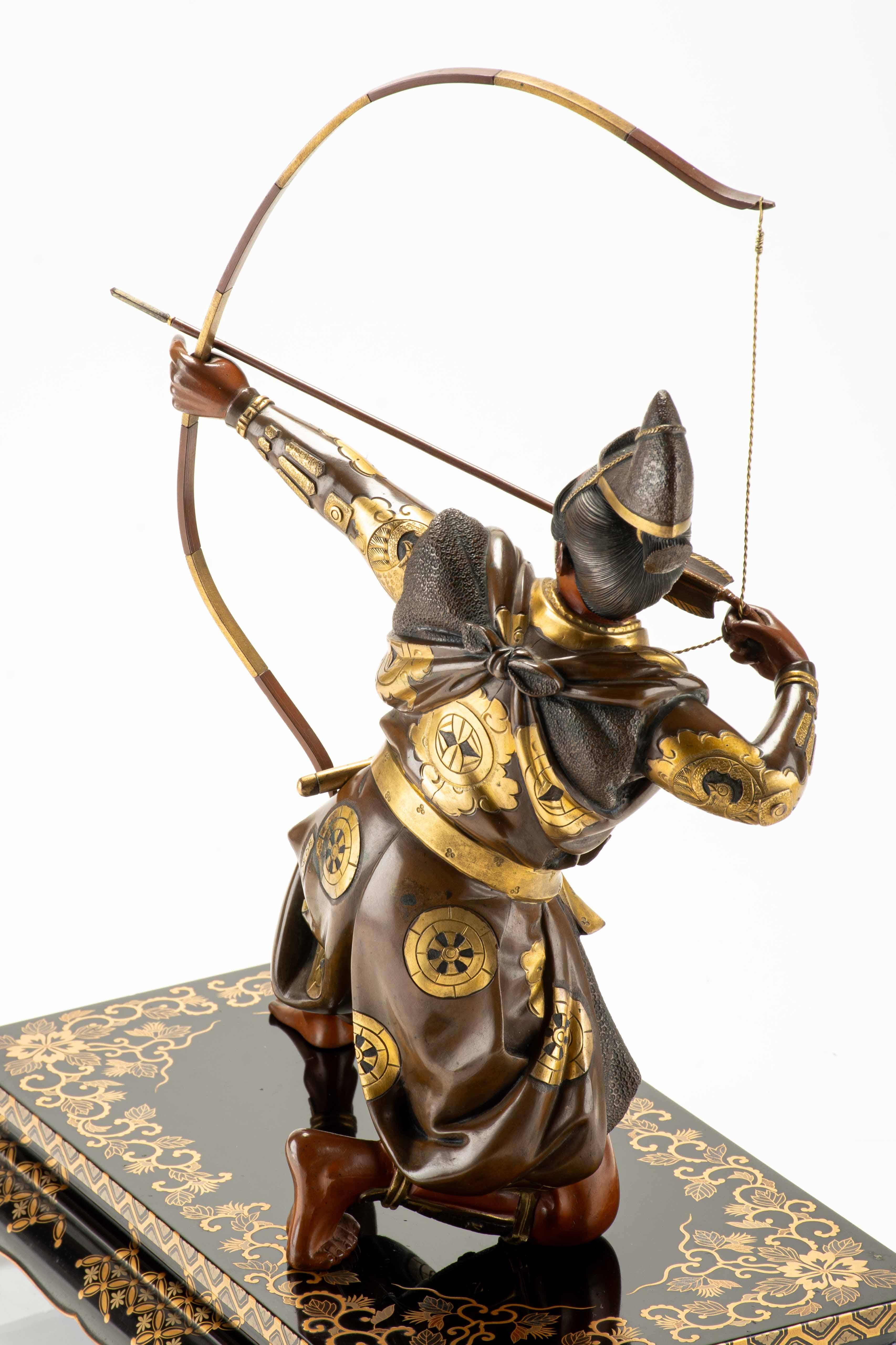 Bronze Okimono en bronze représentant un samouraï avec un arc, signé Yoshimitsu en vente