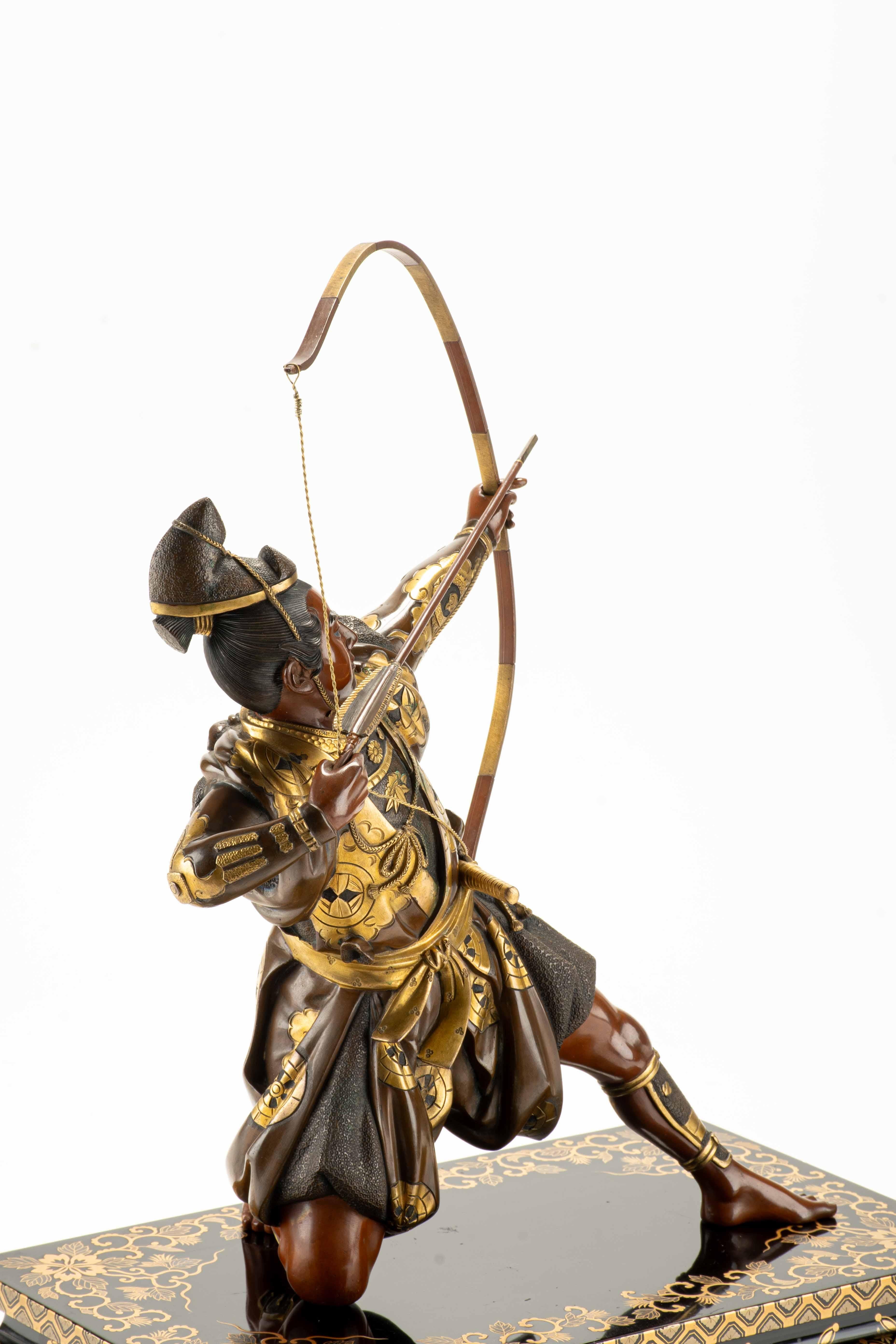 Okimono en bronze représentant un samouraï avec un arc, signé Yoshimitsu en vente 1