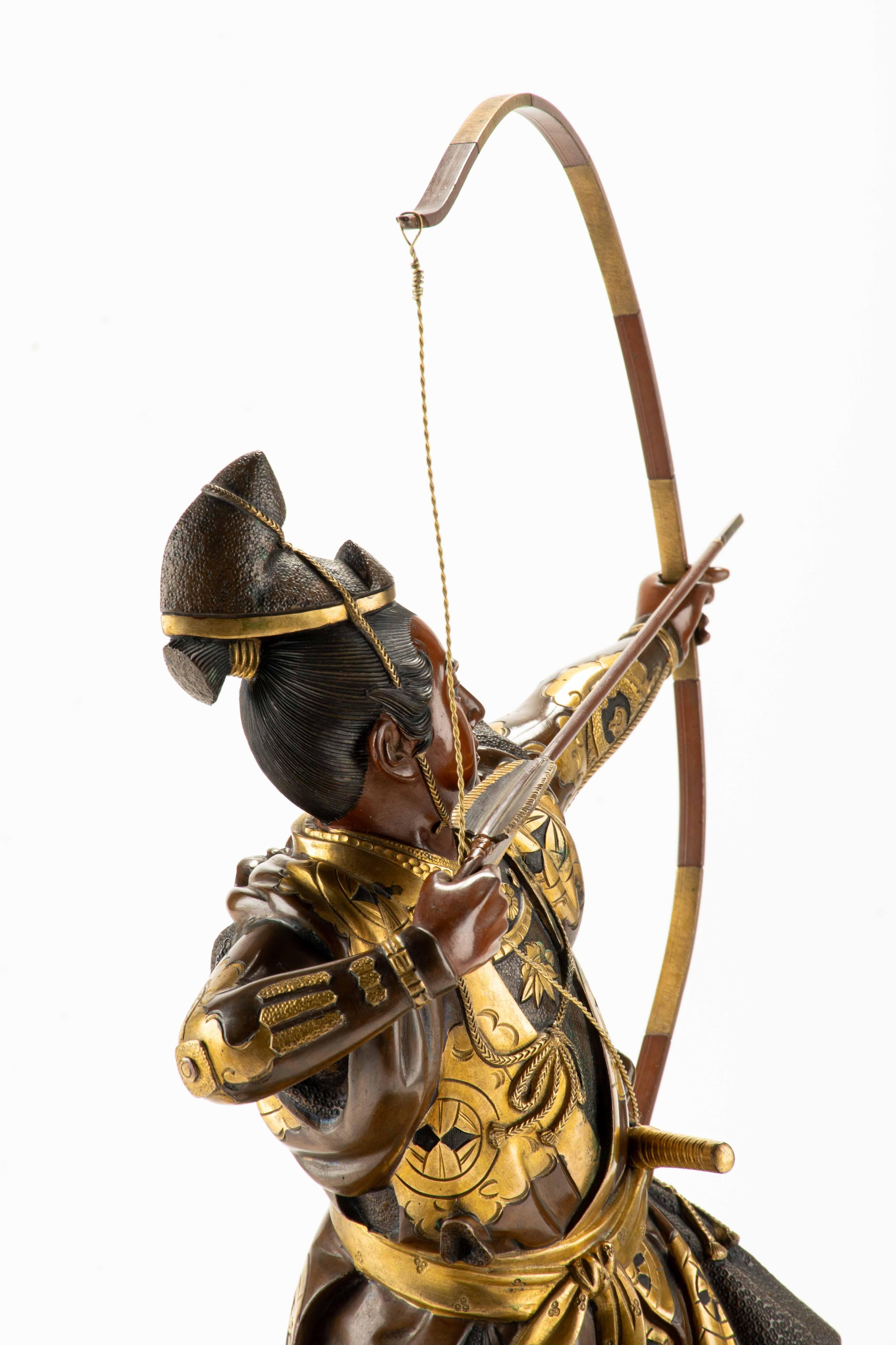 Okimono en bronze représentant un samouraï avec un arc, signé Yoshimitsu en vente 2