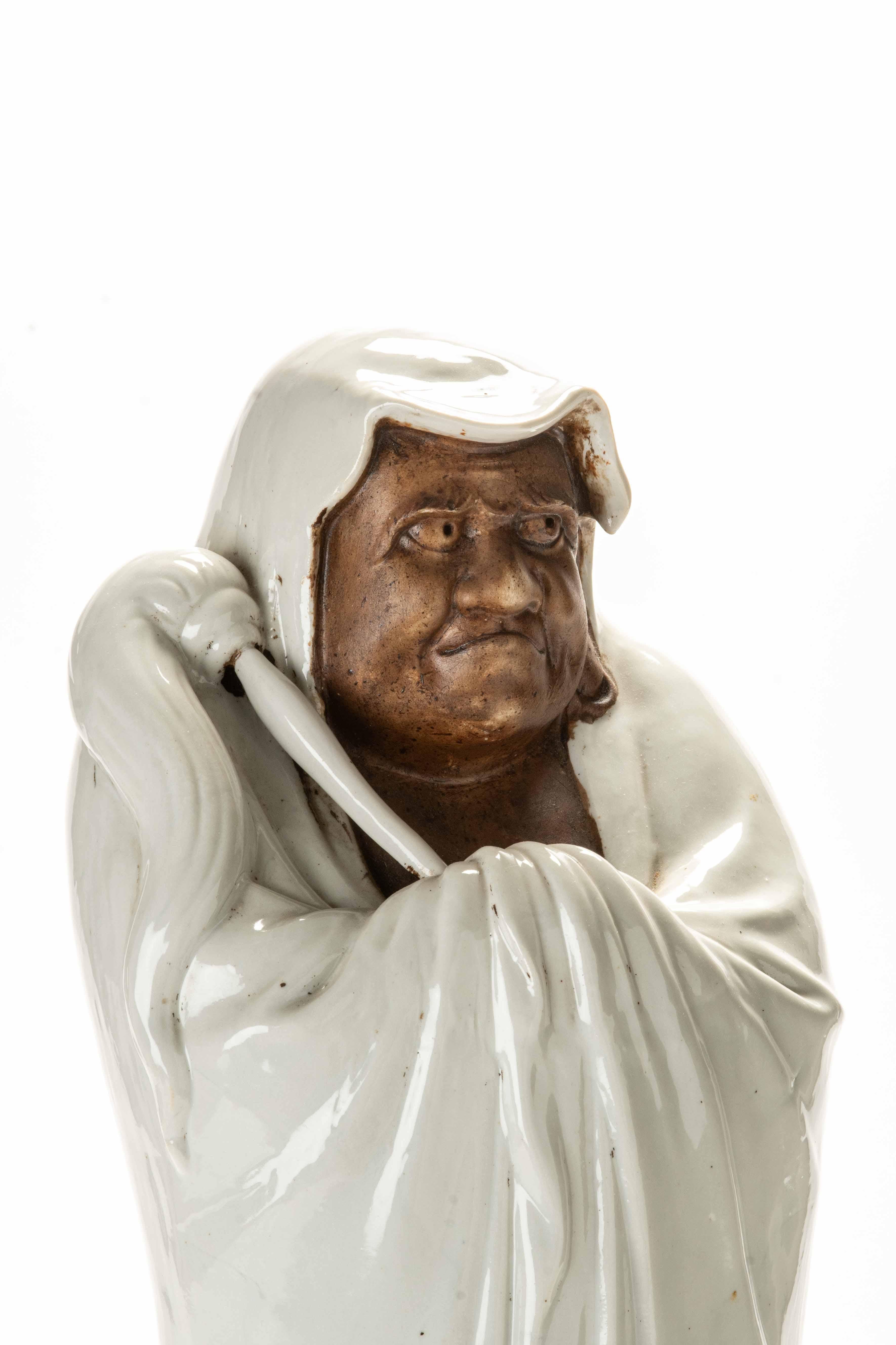 Okimono in porcellana dipinta e invetriata raffigurante Daruma nella sua iconica postura, mentre impugna l’hossu, il bastone cerimoniale utilizzato dai monaci buddisti. 

Periodo: Meiji fine XIX sec.
Dimensioni: 50,5 x 21 x 16 cm.
Stato di