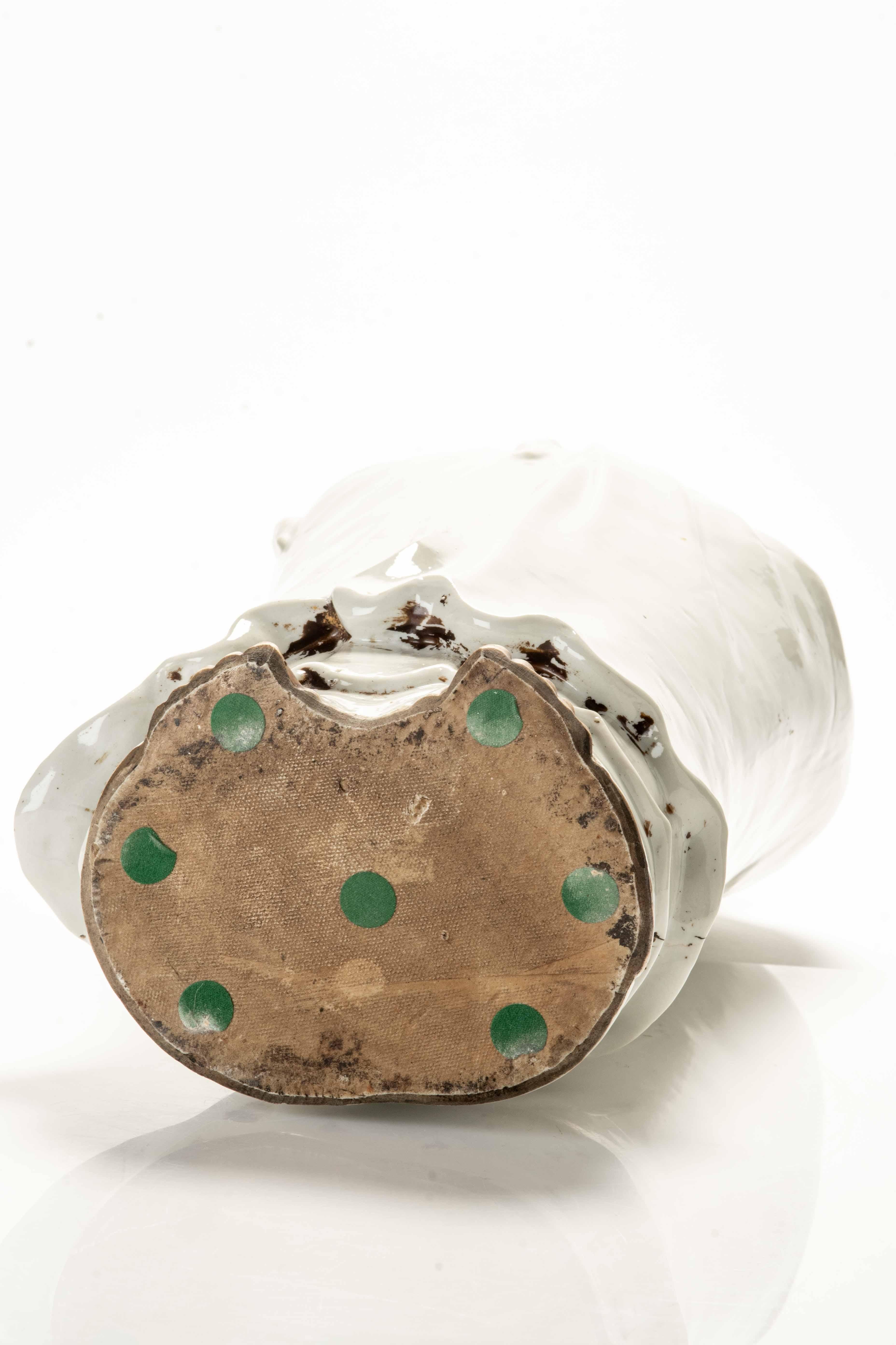 19th Century Okimono in porcellana dipinta e invetriata raffigurante Daruma in vendita