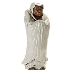 Okimono en porcelaine peinte et émaillée représentant Daruma