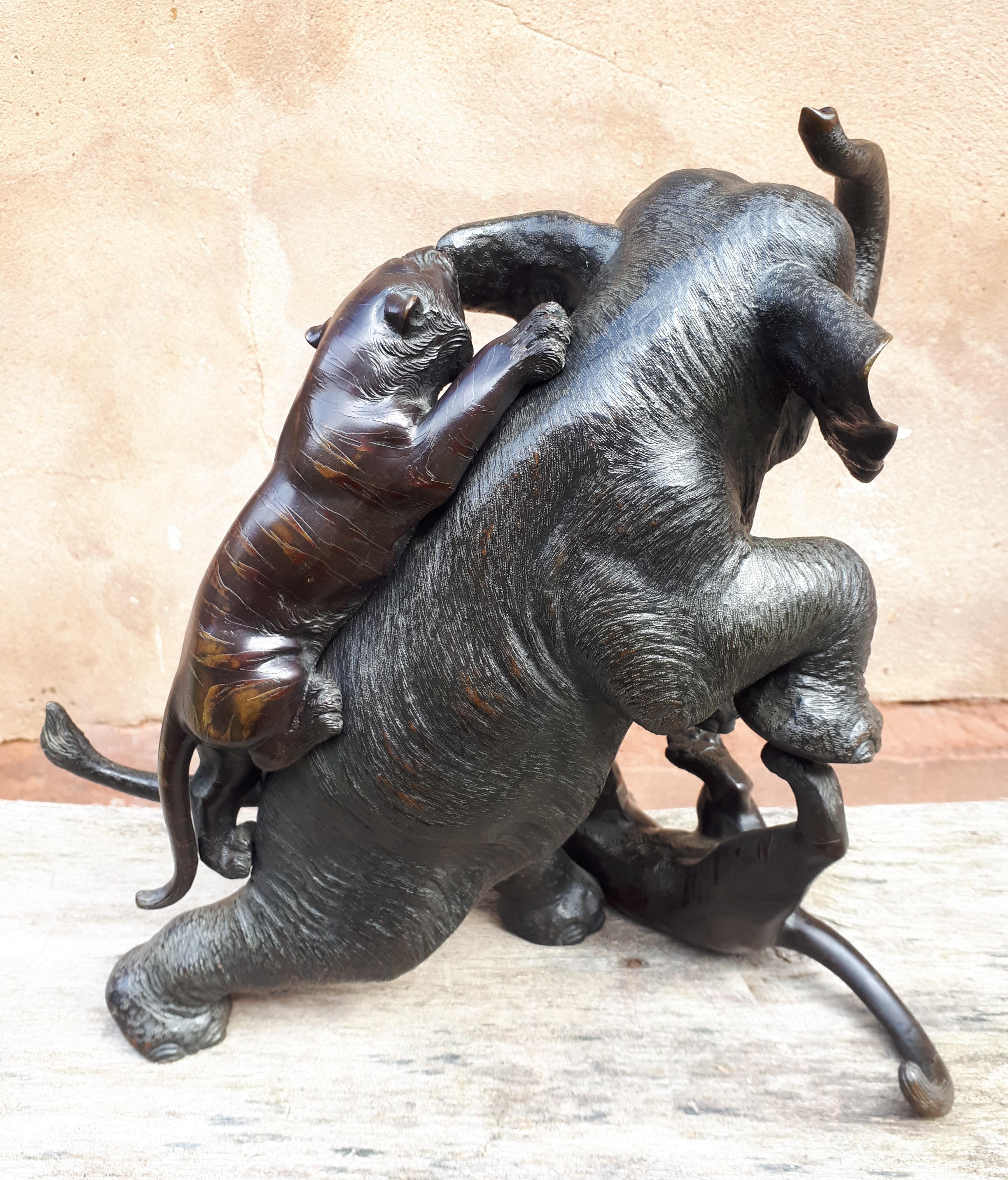 Okimono - Sculpture : Elephant attacked by tigers, by Mitsumoto, Japan Meiji Era For Sale 3