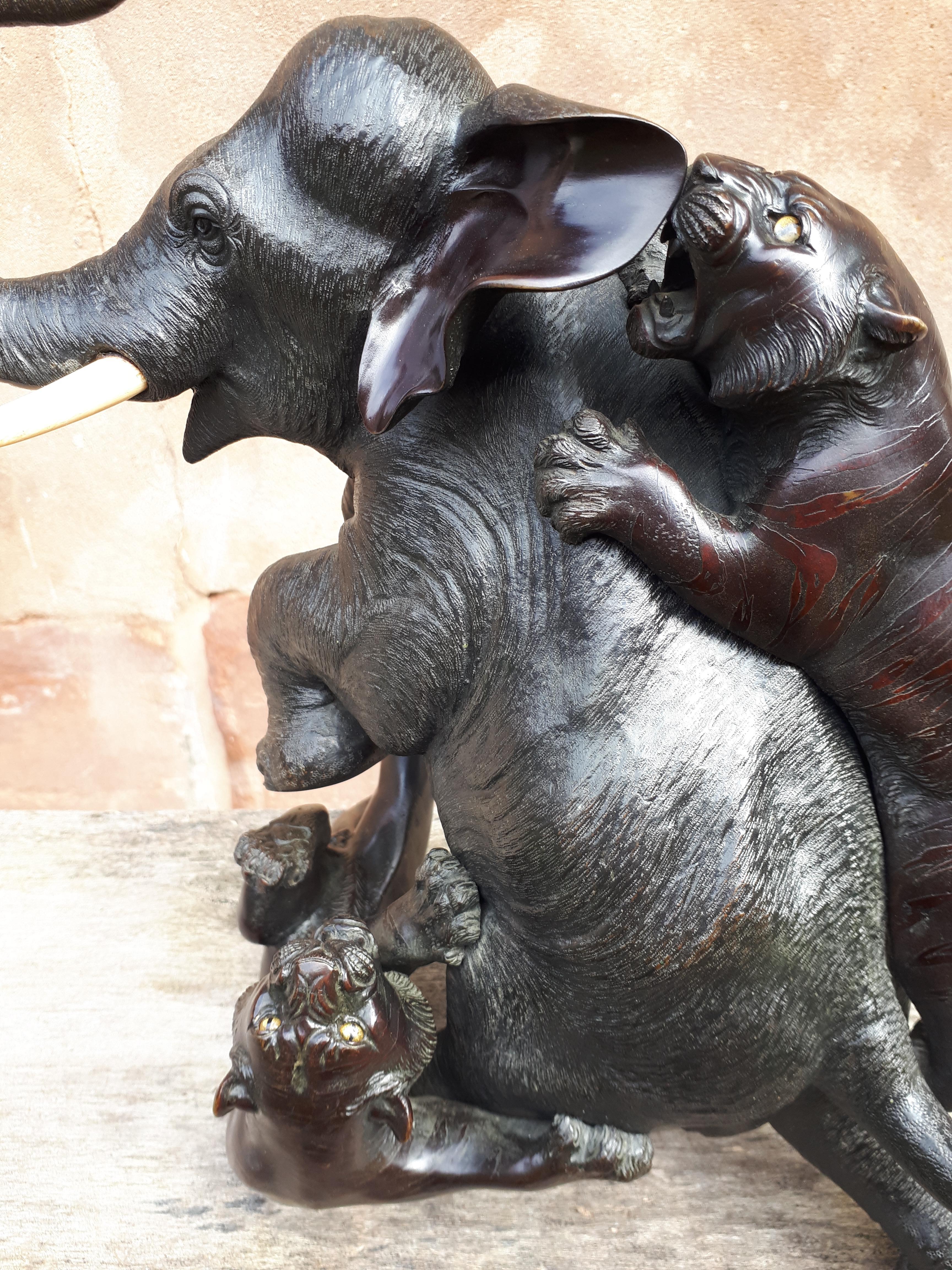 Okimono – Skulptur: Elefant, von Tigern attackiert, von Mitsumoto, Japan, Meiji-Ära im Angebot 5