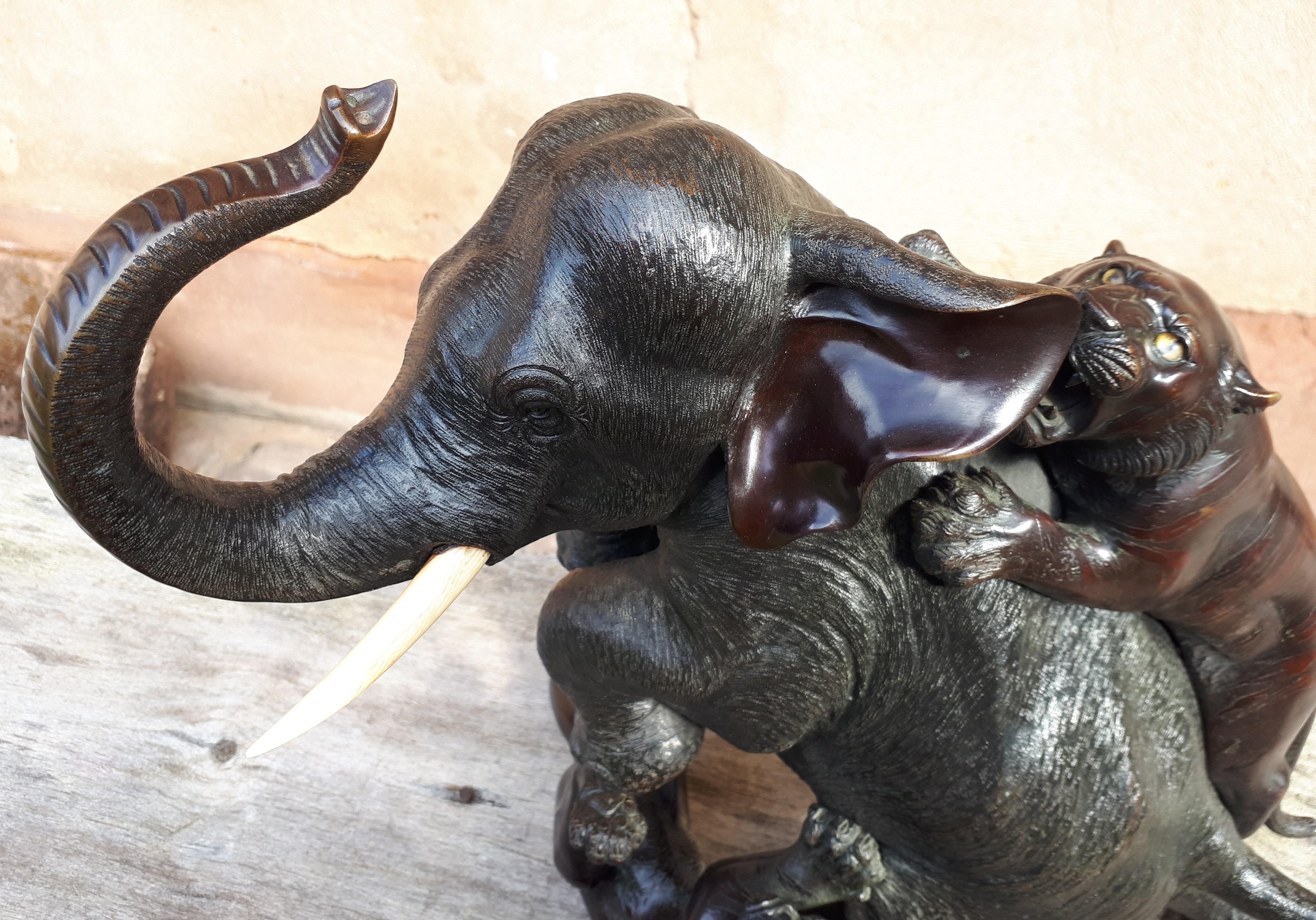 Okimono – Skulptur: Elefant, von Tigern attackiert, von Mitsumoto, Japan, Meiji-Ära (Meiji-Periode) im Angebot
