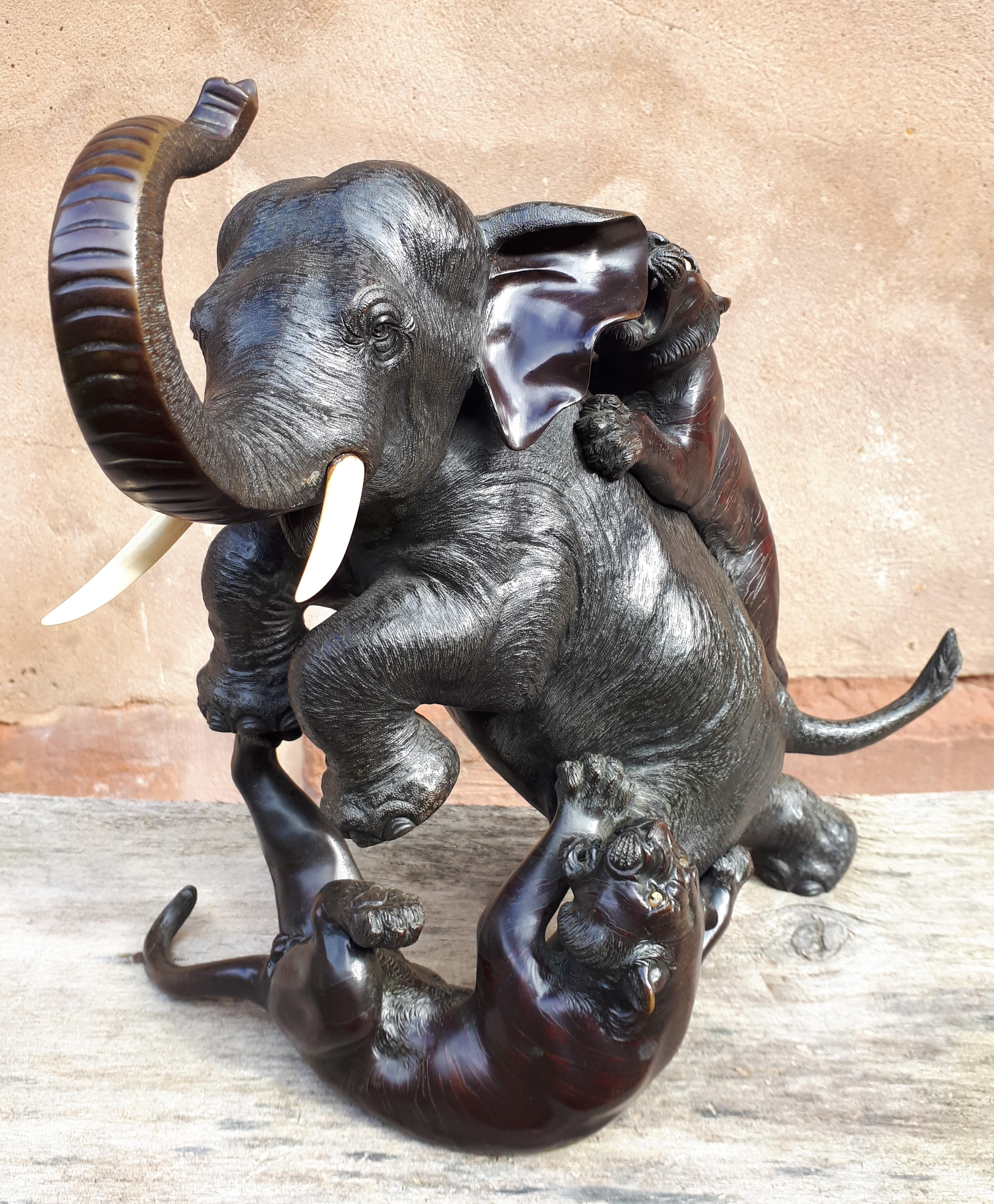 Okimono – Skulptur: Elefant, von Tigern attackiert, von Mitsumoto, Japan, Meiji-Ära (Patiniert) im Angebot
