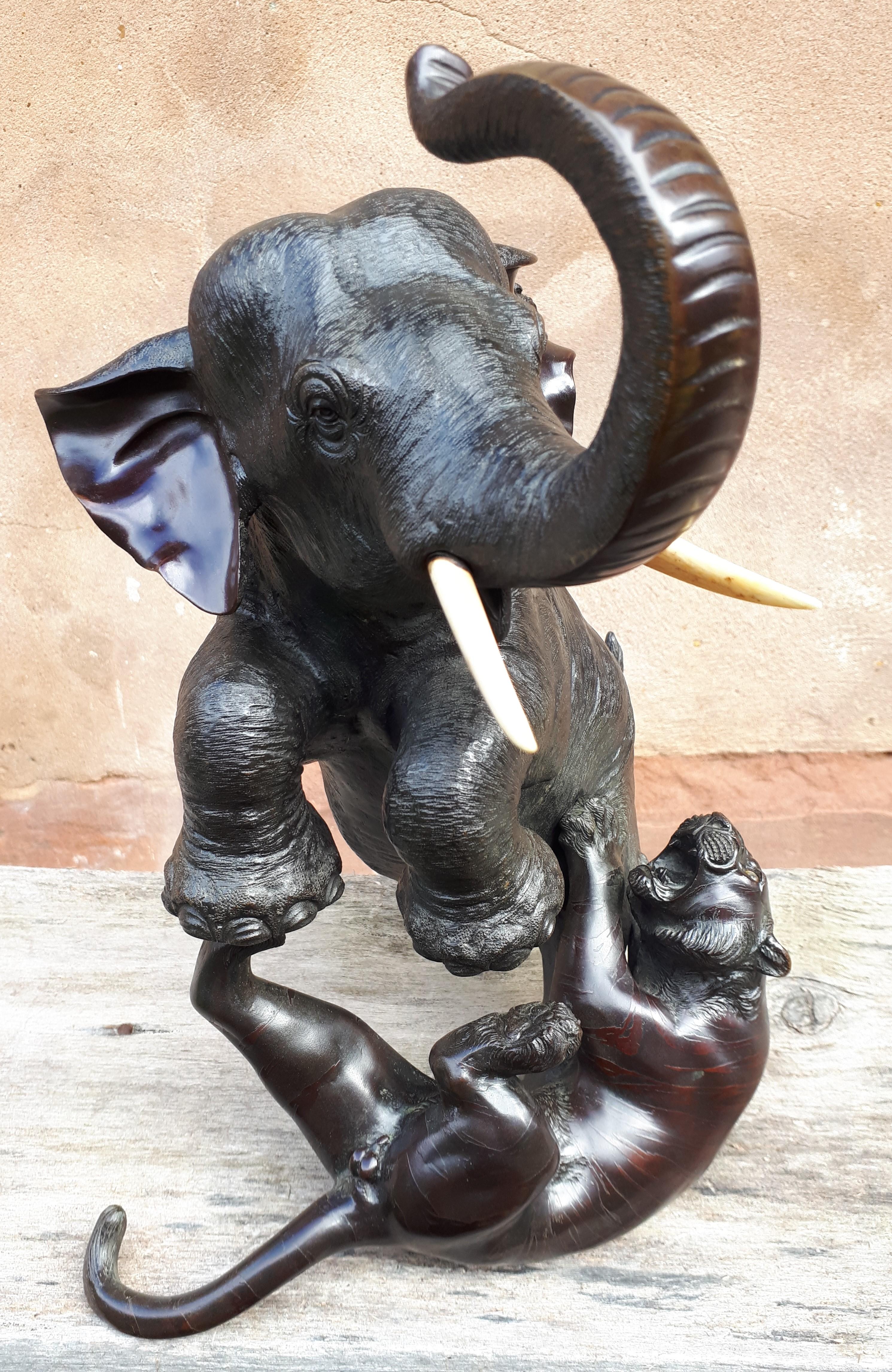 Okimono – Skulptur: Elefant, von Tigern attackiert, von Mitsumoto, Japan, Meiji-Ära (Bronze) im Angebot