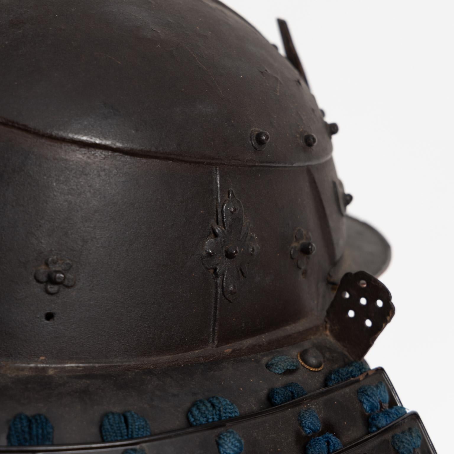 Okitenugui kabuto
Samurai-Helm in Form eines Kopftuches
Saika, frühe Edo-Periode, 17. Jahrhundert

Die Waffenschmiede von Haruta, die Anfang des 17. Jahrhunderts in die Provinz Kii zogen, nahmen den Namen von dem Dorf Saika in der Nähe von