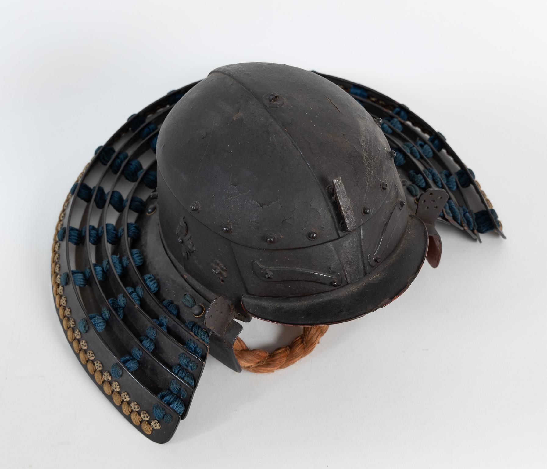 Okitenugui Kabuto Samurai Helm in Form eines Kopftuchs Saika, frühe Edo-Periode (18. Jahrhundert und früher) im Angebot