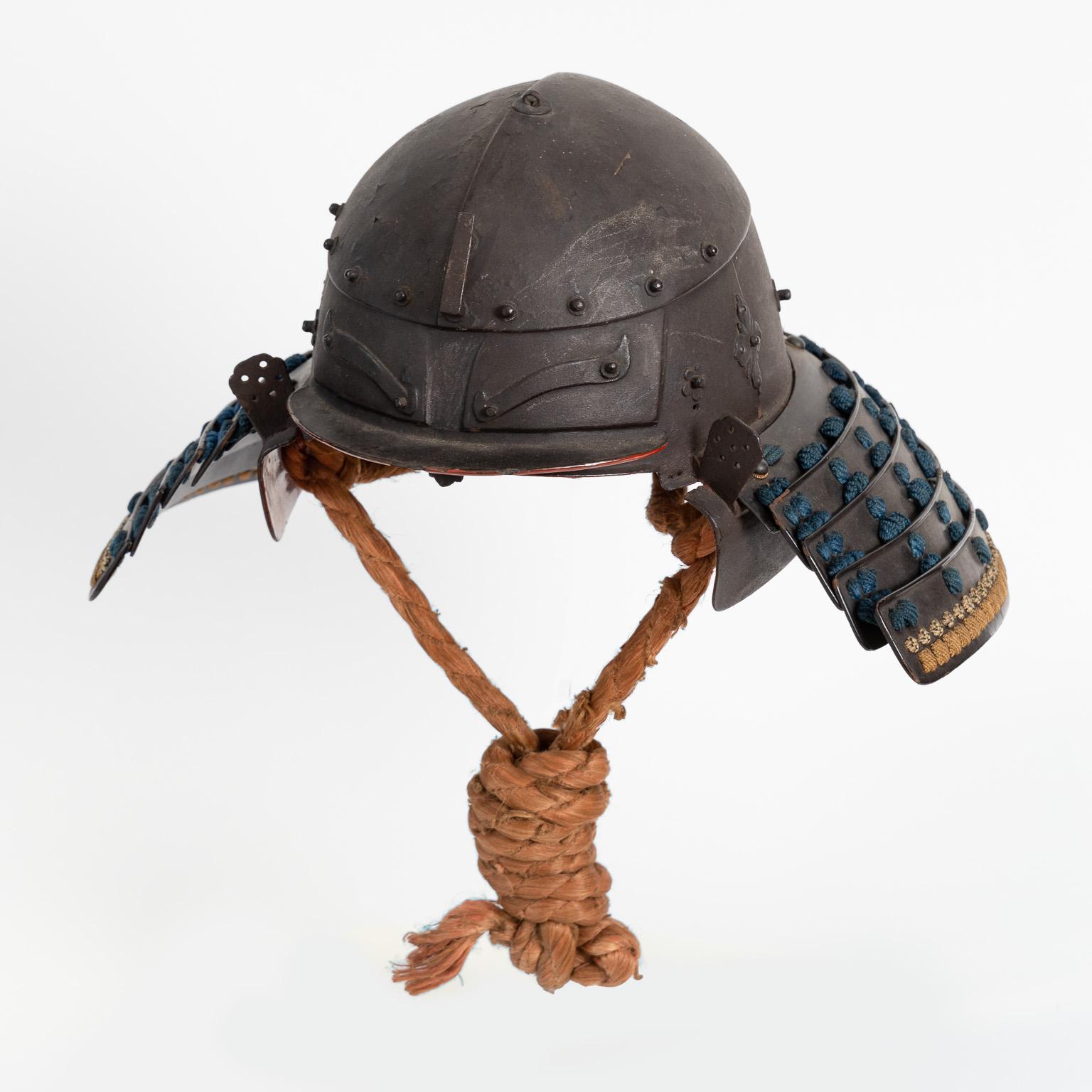 Okitenugui Kabuto Samurai Helm in Form eines Kopftuchs Saika, frühe Edo-Periode (Eisen) im Angebot