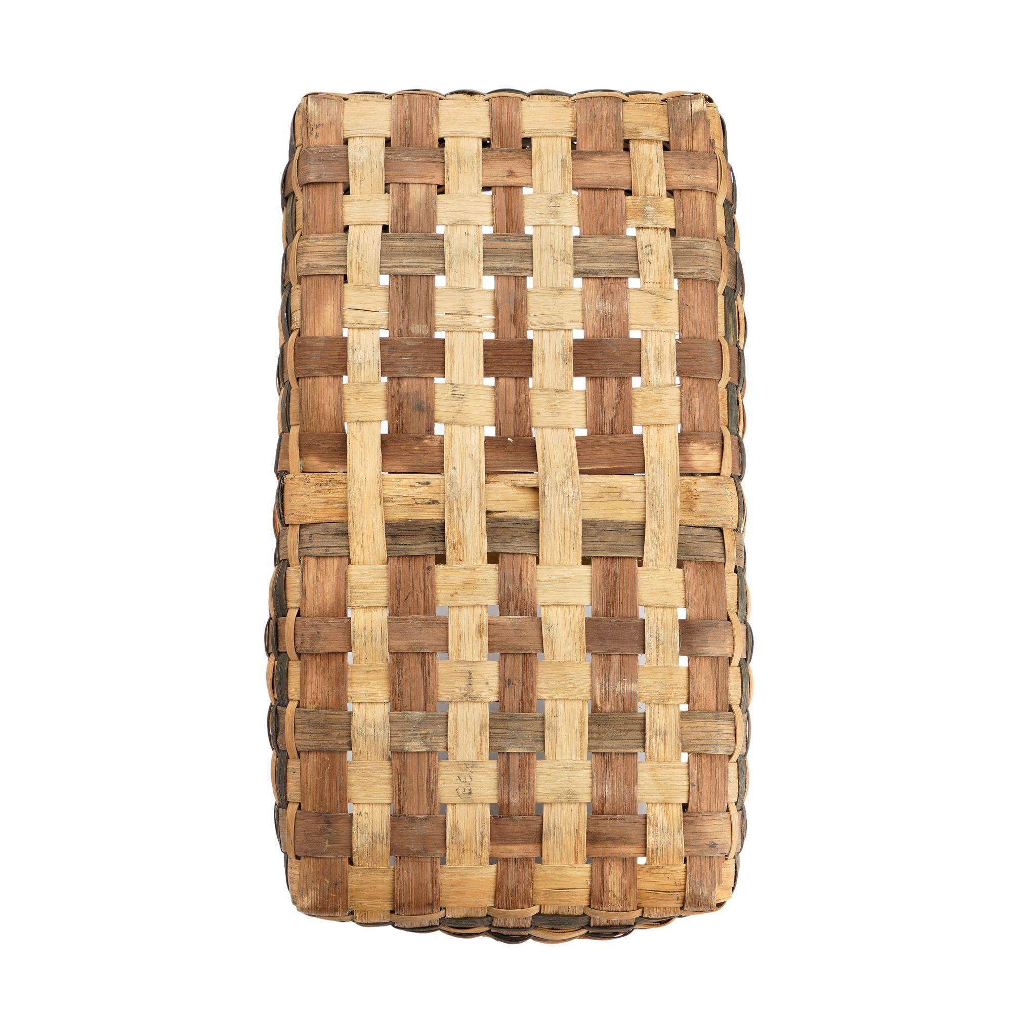 Oklahoma Cherokee woven split oak rectangular basket with handle, 1900’s For Sale 3