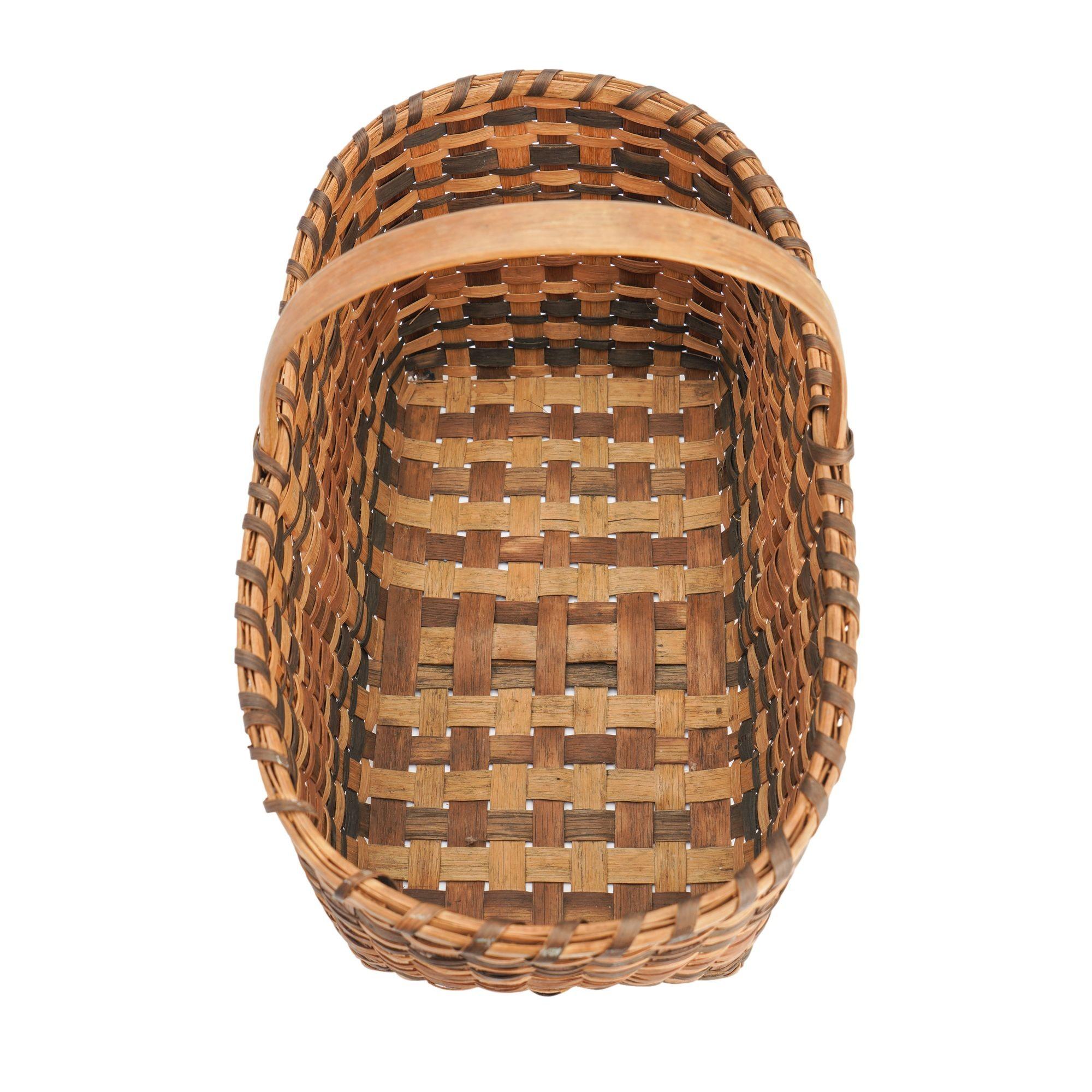 Oklahoma Cherokee woven split oak rectangular basket with handle, 1900’s For Sale 2
