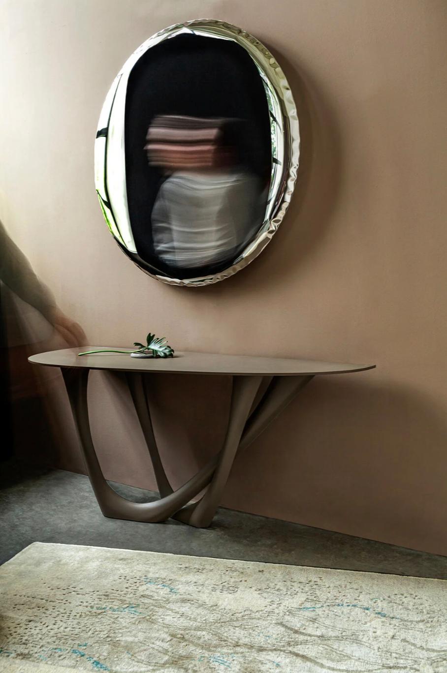 OKO ist mehr als nur ein Spiegel. Es ist eines der perfektesten und einfachsten Objekte aus Zietas Mirrors-Kollektion. Es ist formal und technologisch einzigartig. Seine ideal runde, glänzende Oberfläche reflektiert und streut das Licht, indem sie