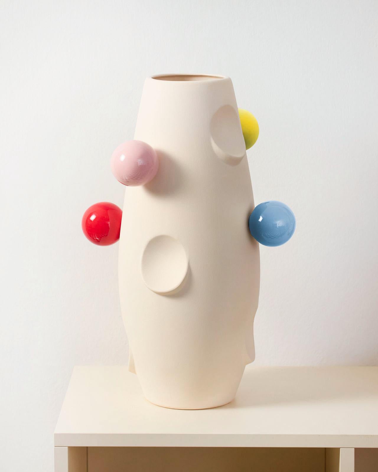 OKO Big Cyrk is a variation on the earlier OKO Cyrk vase. The balls placed on the classic OKO vase in the BIG edition have been enlarged and incorporated into the round surface of the vase.

The vase's height is 42 cm, and its diameter is 19 cm. It