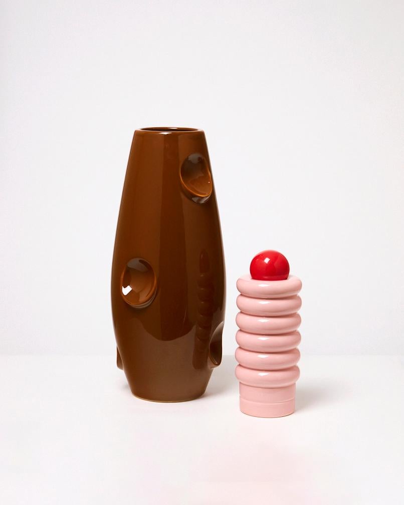 Il vaso OKO è il design più famoso di Malwina Konopacka. Il suo nome deriva dalle rientranze ovali all'interno della forma del vaso, che conferiscono all'oggetto un carattere spaziale, funzionando come una scultura indipendente quando è privo di