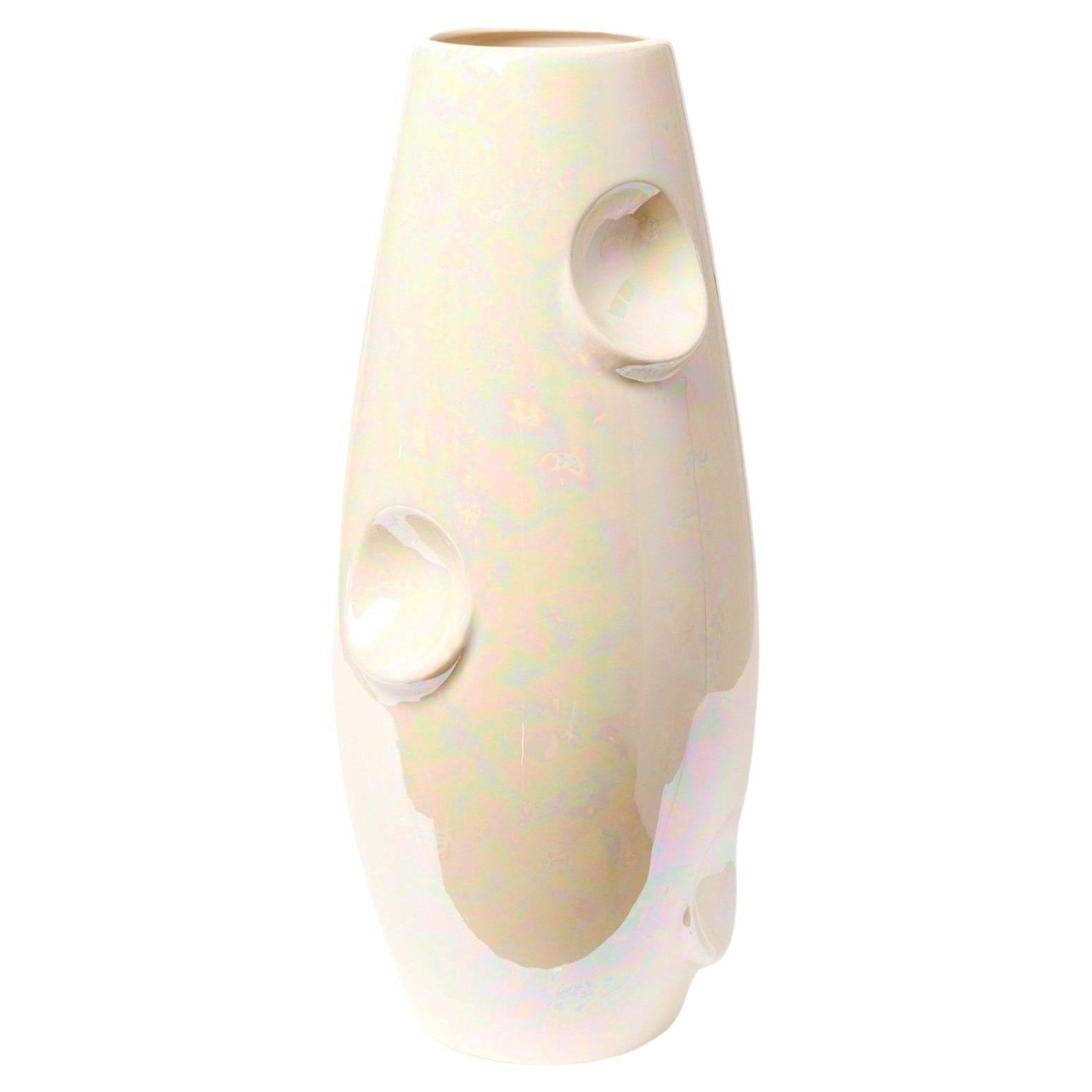 Le vase OKO / CYRK s'adapte à l'espace dans lequel il se trouve. En fonction de l'intérieur, il crée une atmosphère amusante ou (dans la version Nude) introduit discrètement un peu de couleur. Dans cette édition, la forme classique du vase OKO est