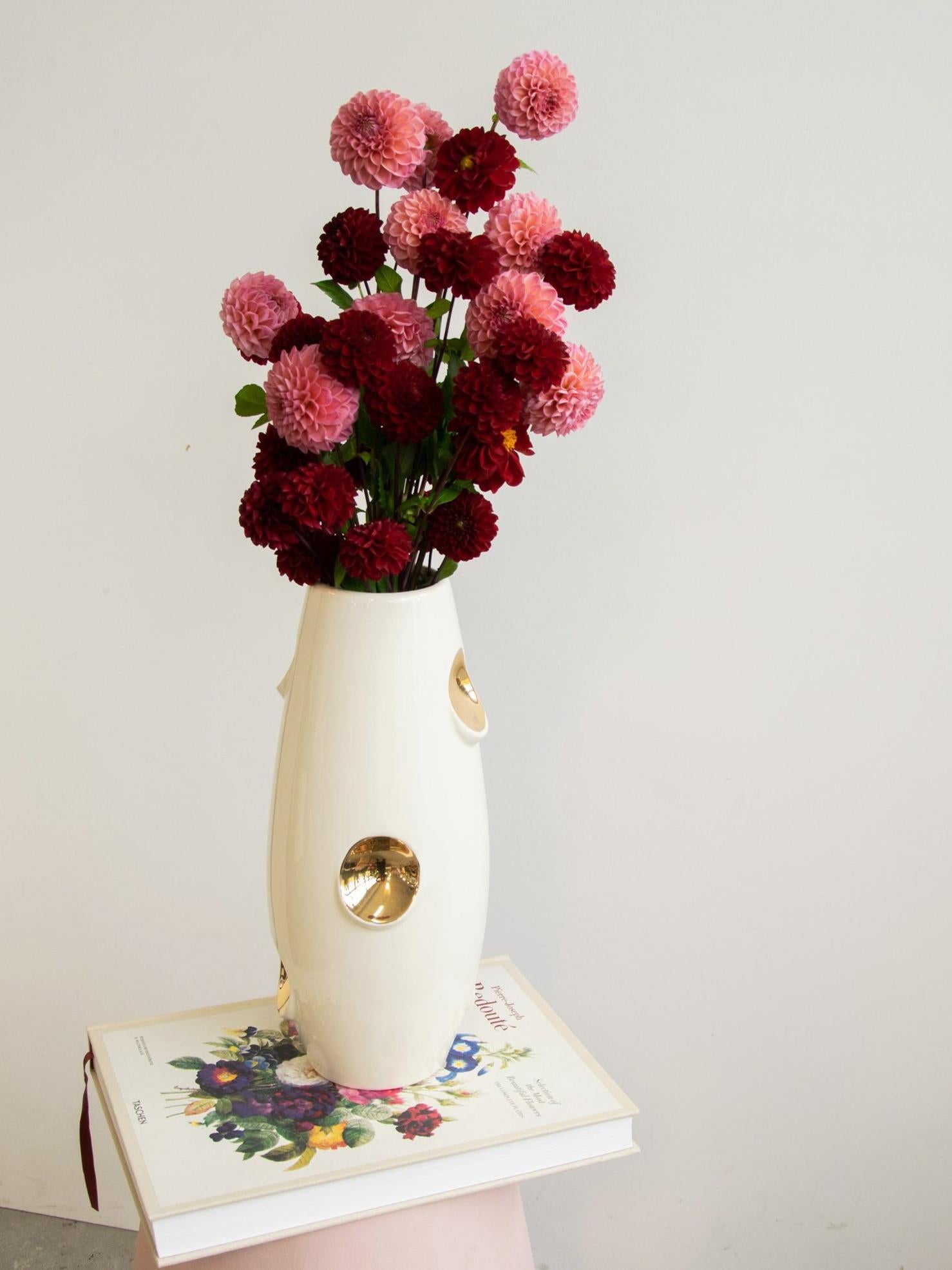 Le vase OKO est la création la plus célèbre de Malwina Konopacka. Son nom vient des évidements ovales dans le corps du vase. Dans la version GOLD, les évidements caractéristiques sont remplis d'or, ce qui, associé à la teinte beige naturelle de