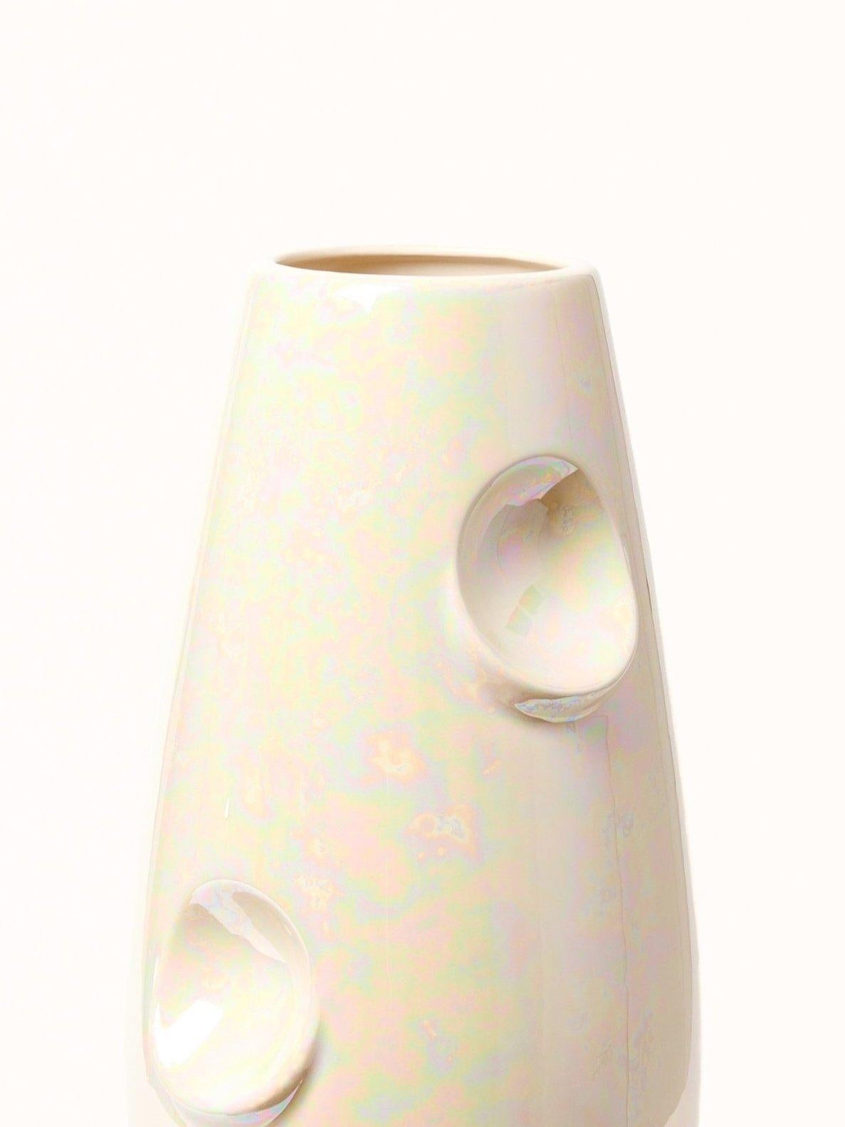 Céramique fine
Calle dite brillante / irisée
Mélange de métaux précieux
Hig. 42 cm / ø 19 cm

OKO est déjà un classique, la version la plus connue du vase appartenant à la famille OKO. OKO HOLO est une combinaison de notre forme préférée avec