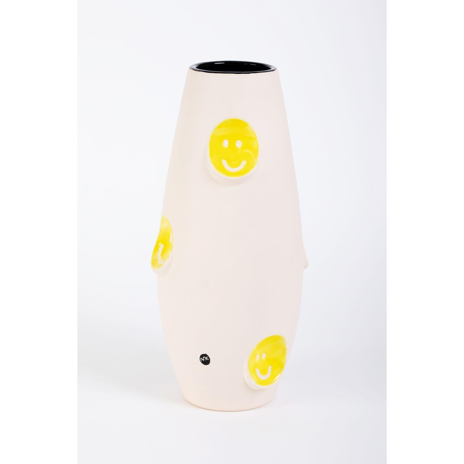 Vase en céramique Oko Pop - Smiley par Malwina Konopacka
Sculpture unique ( Décorée et peinte à la main par l'artiste )
MATERIAL : Céramique imprégnée, intérieur émaillé, glaçure jaune sgraffite, peinture sur glaçure
Dimensions : D19, D42