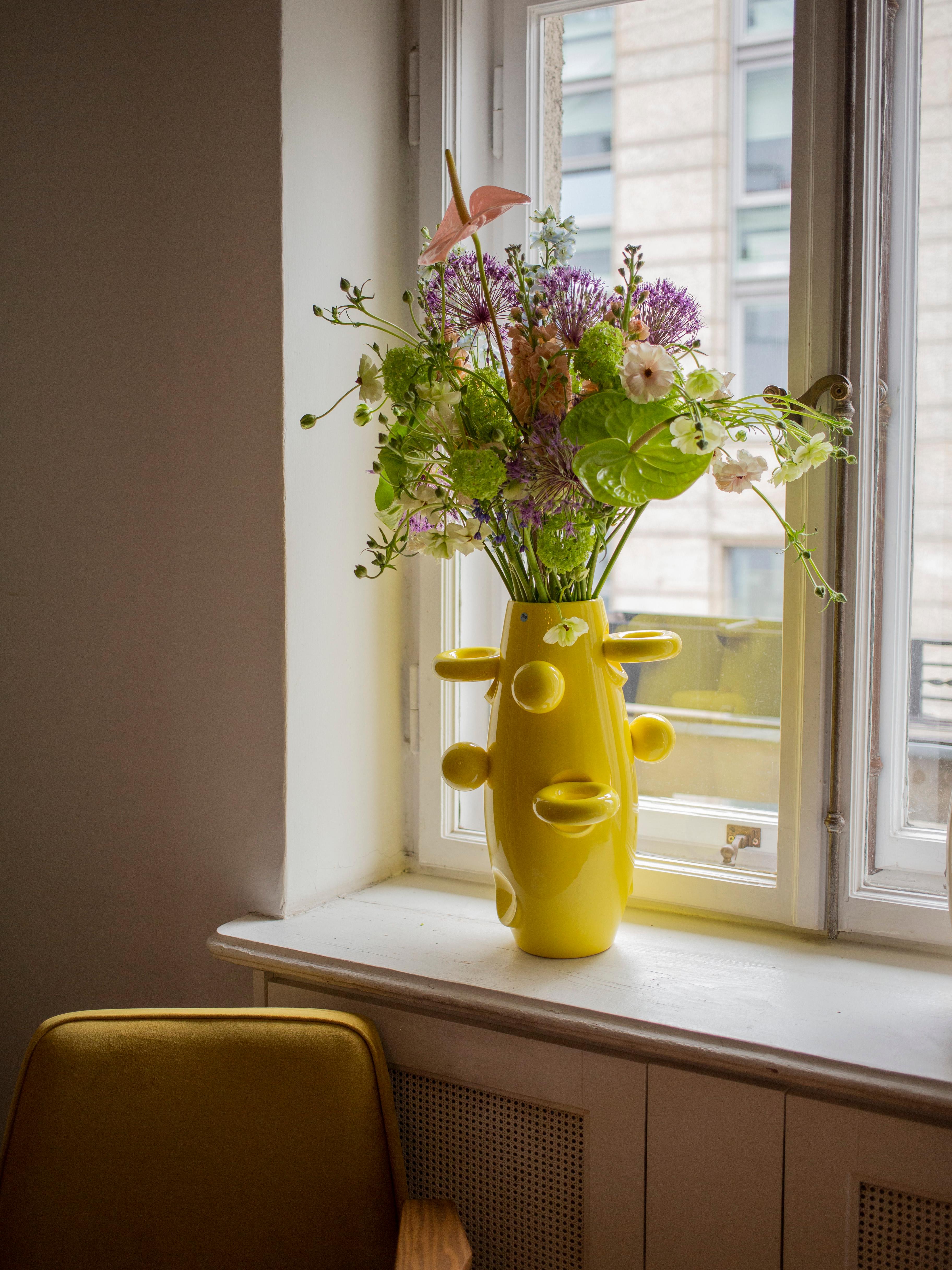 OKO / Gelbe / Rakete-Vase von Malwina Konopacka (Gebrannt) im Angebot