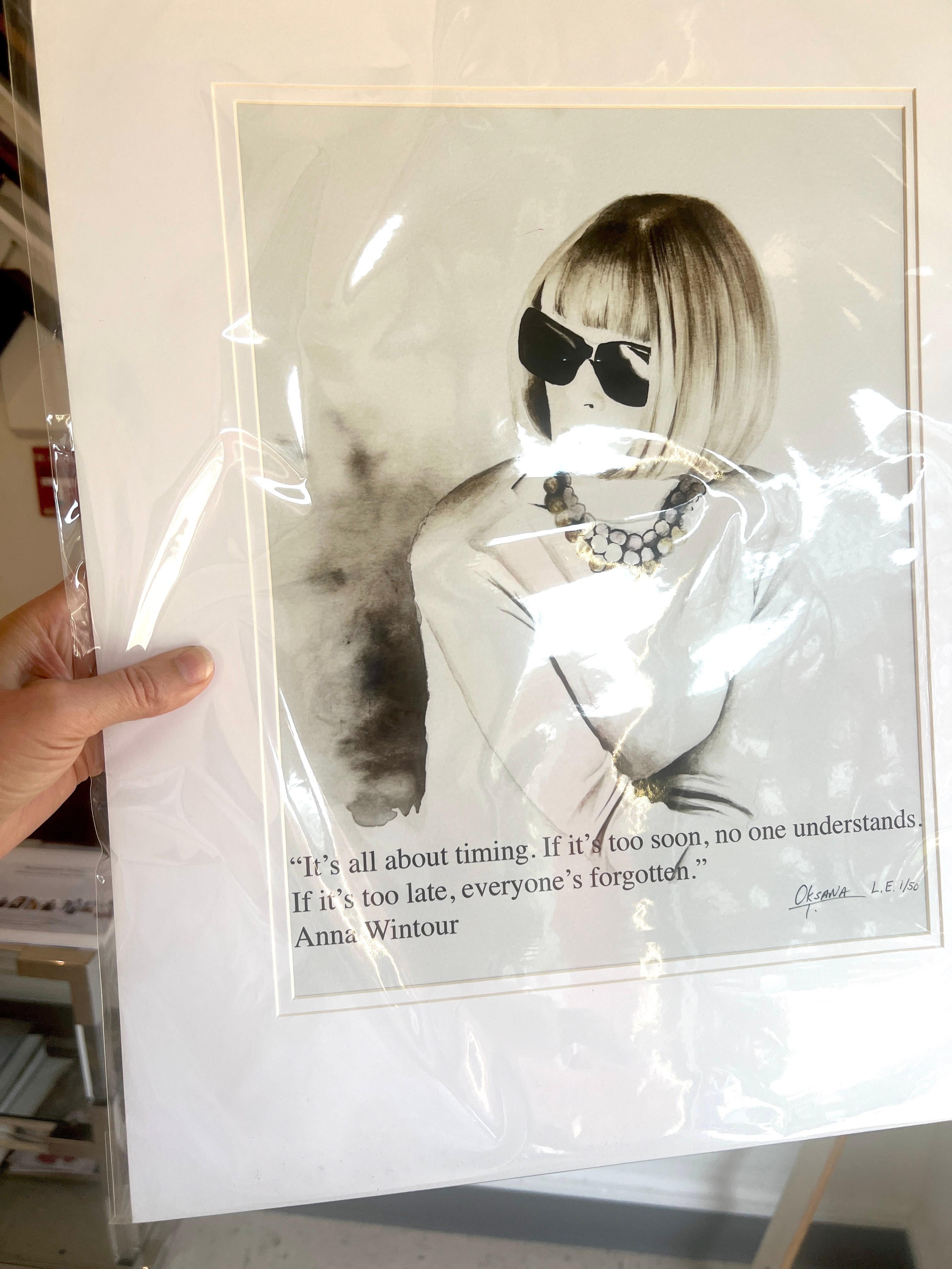 Anna Wintour Vogue Moda Illustrazione Glam Acquerello Geclee Citazione Arte - Figurative Art Grigio di Oksana Tanasiv
