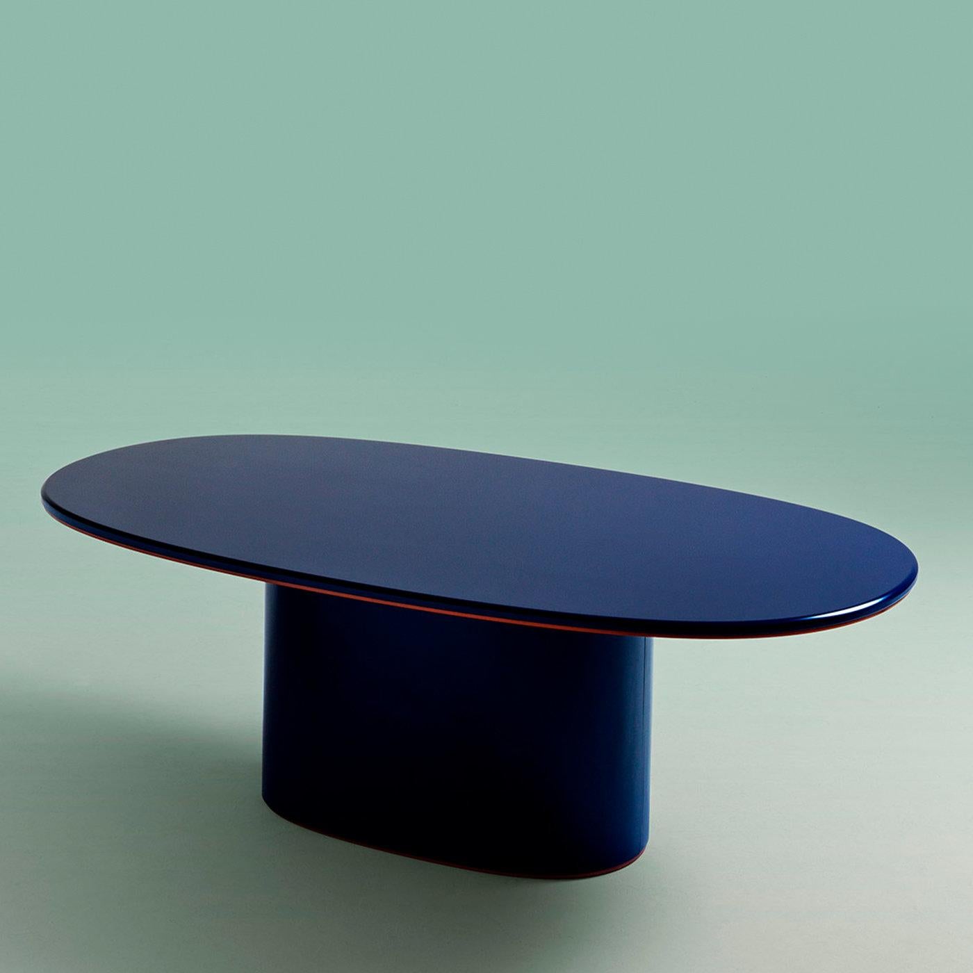 This dining table flaunts a stately silhouette lacquered in cobalt blue and accented with opalescent copper-finished details. Focal point in any modern and contemporary dining room, its structure is crafted of scratch-resistant, lacquered MDF, a