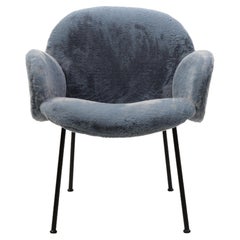 Sillón Ola con reposabrazos en tapicería azul Vip y patas grises by Saba