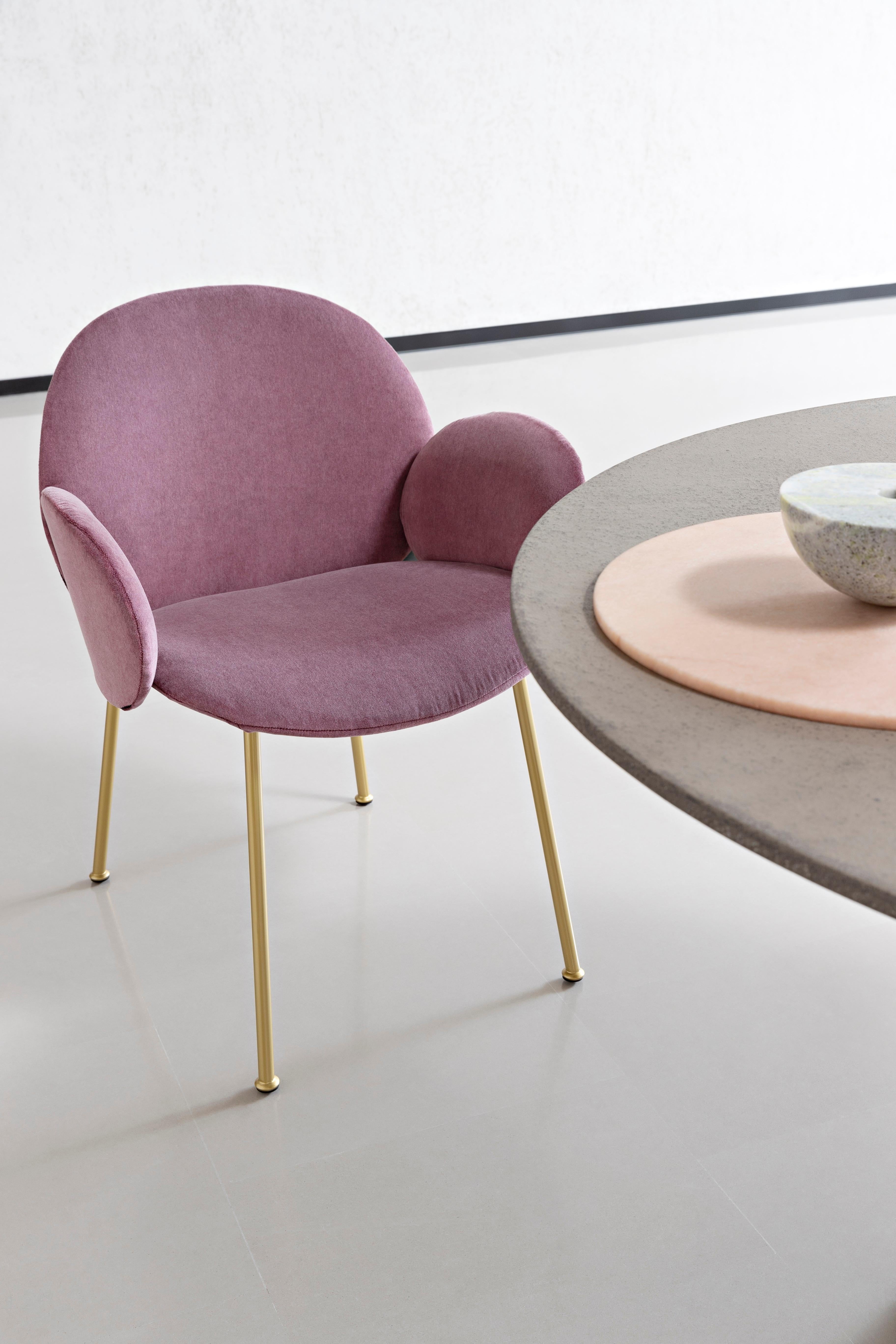 Modern Ola Chair in Violet 19 Beige Upholstery with Satin Brass Legs by Saba For Sale