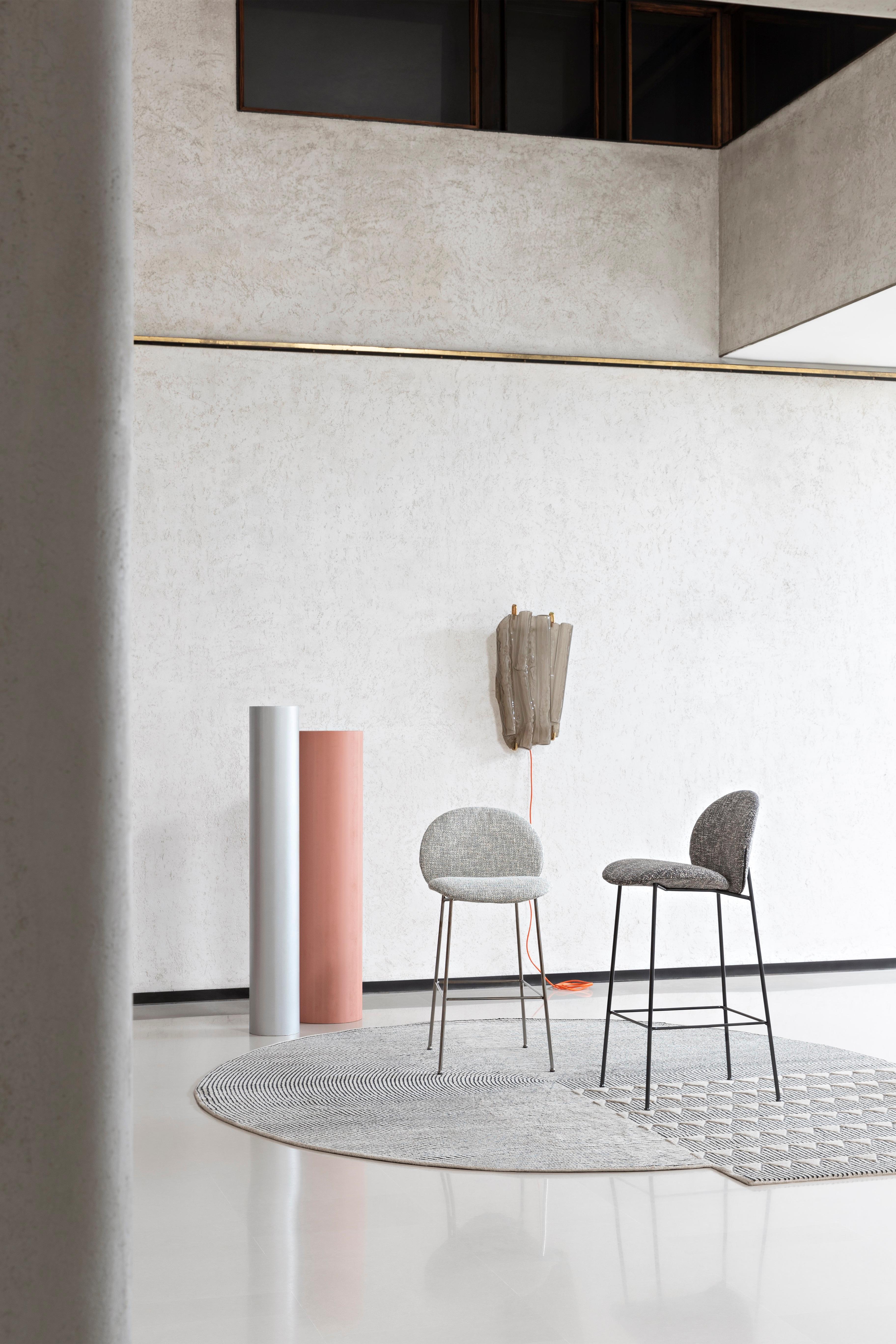 The Ola chair grows taller: it adapts the same concept of curved sheets converging towards a single central point but this time in the form of a stool. The padded and welcoming form of the Ola collection extends to a different use within the dining