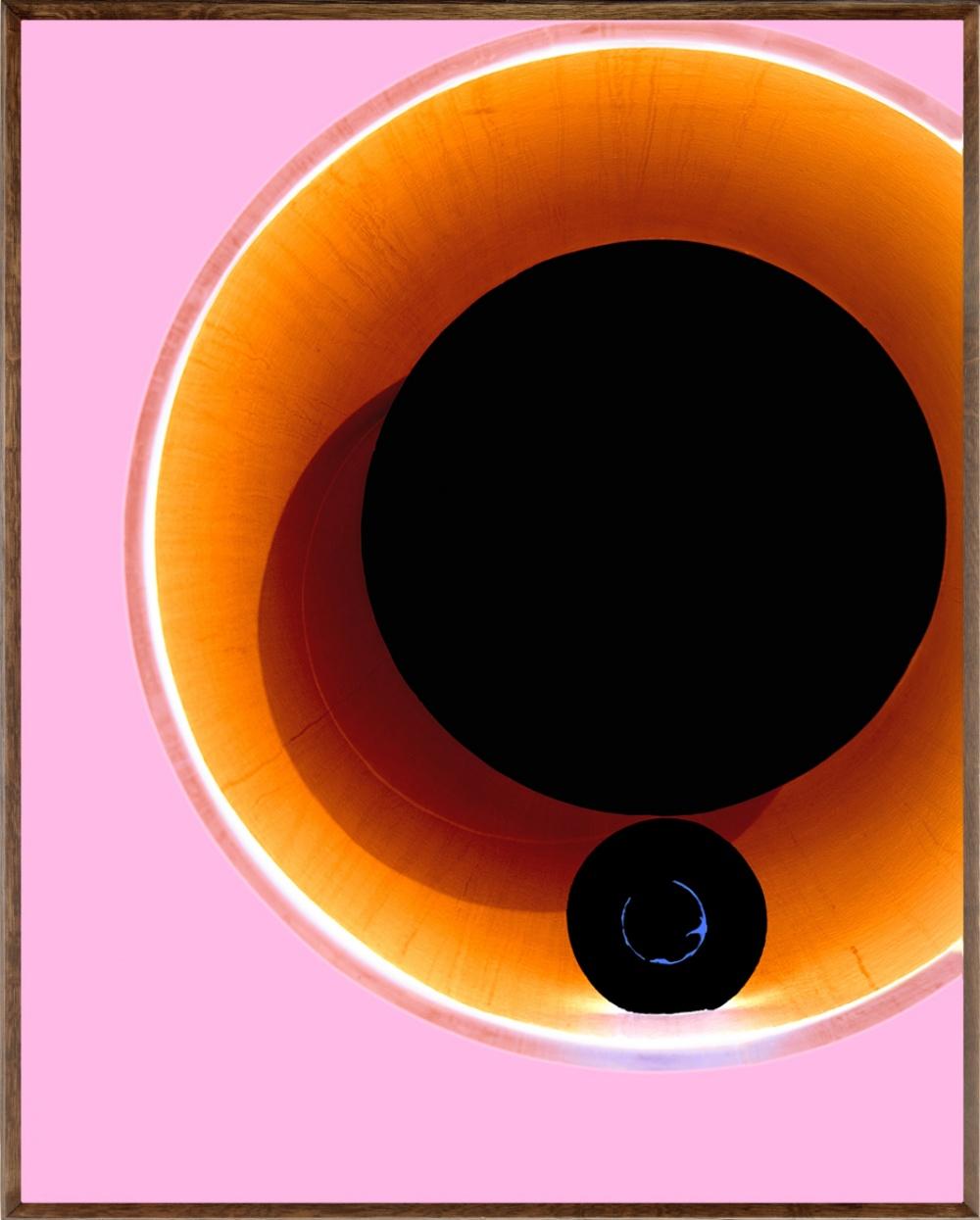 Ola KOLEHMAINEN (*1964, Finnland)
Suprematismus Nr. 114 Schwarze Kreise und oranger Kreis mit Rosa, 2020
Analoger Film, Tuscheabzug im Künstlerrahmen
Blatt 164 x 131 cm (64 5/8 x 51 5/8 in.)
Ausgabe von 6, plus 2 AP; Ed. 3/6
Gerahmter Druck

Über