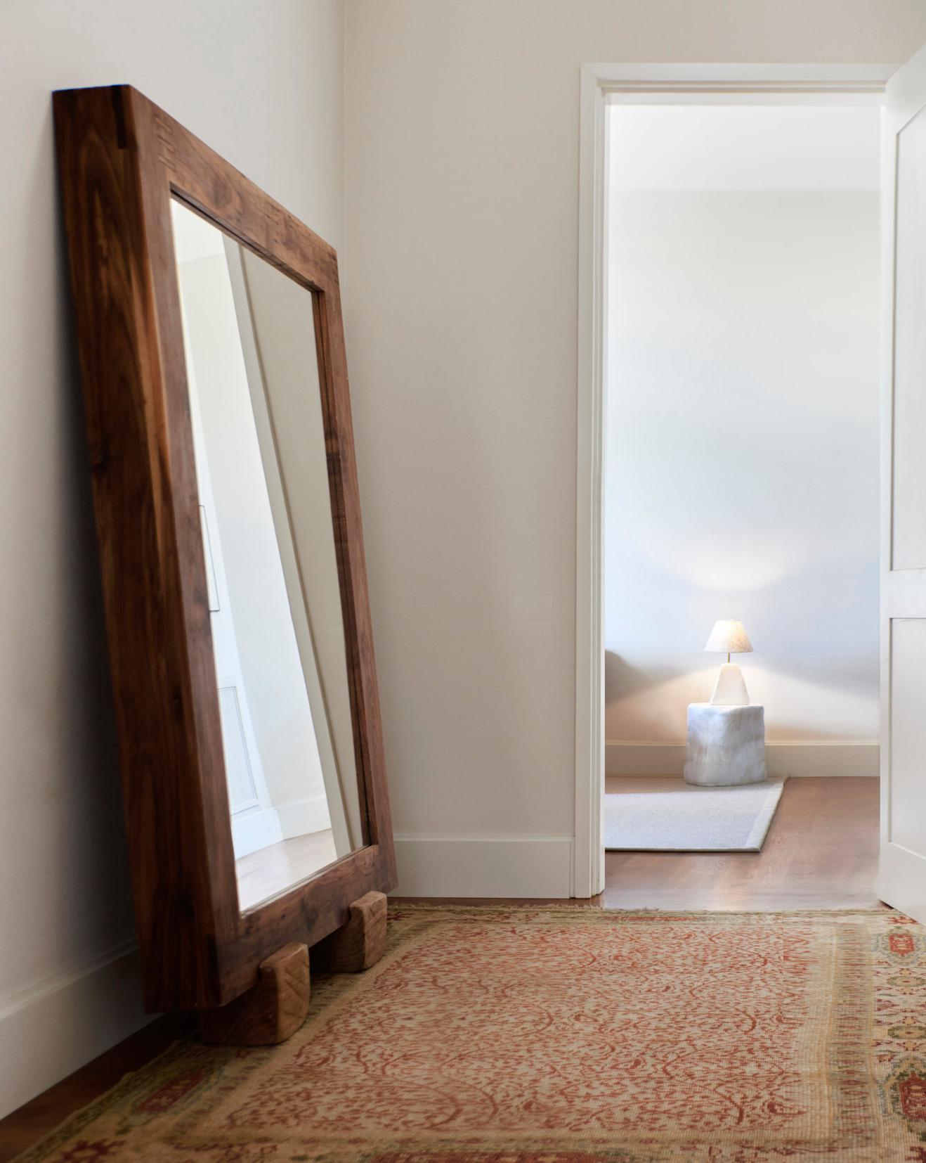 OLÁ MIRROR, conçu en 2023.

Grand miroir mural en noyer massif sur des pieds en bois de cèdre. Les bords du cadre présentent d'élégants détails d'assemblage. Fabriqué à la main dans le nord du Portugal.

Dimensions sur mesure disponibles sur