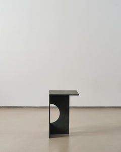 Mesa auxiliar Ola, piedra volcánica diabasa verde cepillada, Studio Mohs