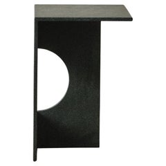 Mesa auxiliar Ola, piedra volcánica diabasa verde cepillada, Studio Mohs