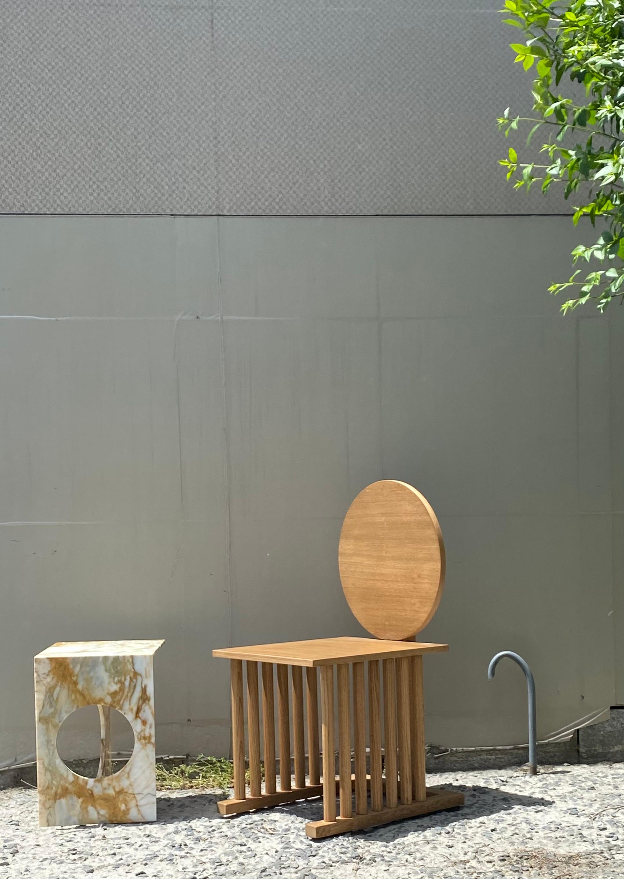 Moderne Table d'appoint Ola, marbre bleu ciel, Studio Mohs en vente