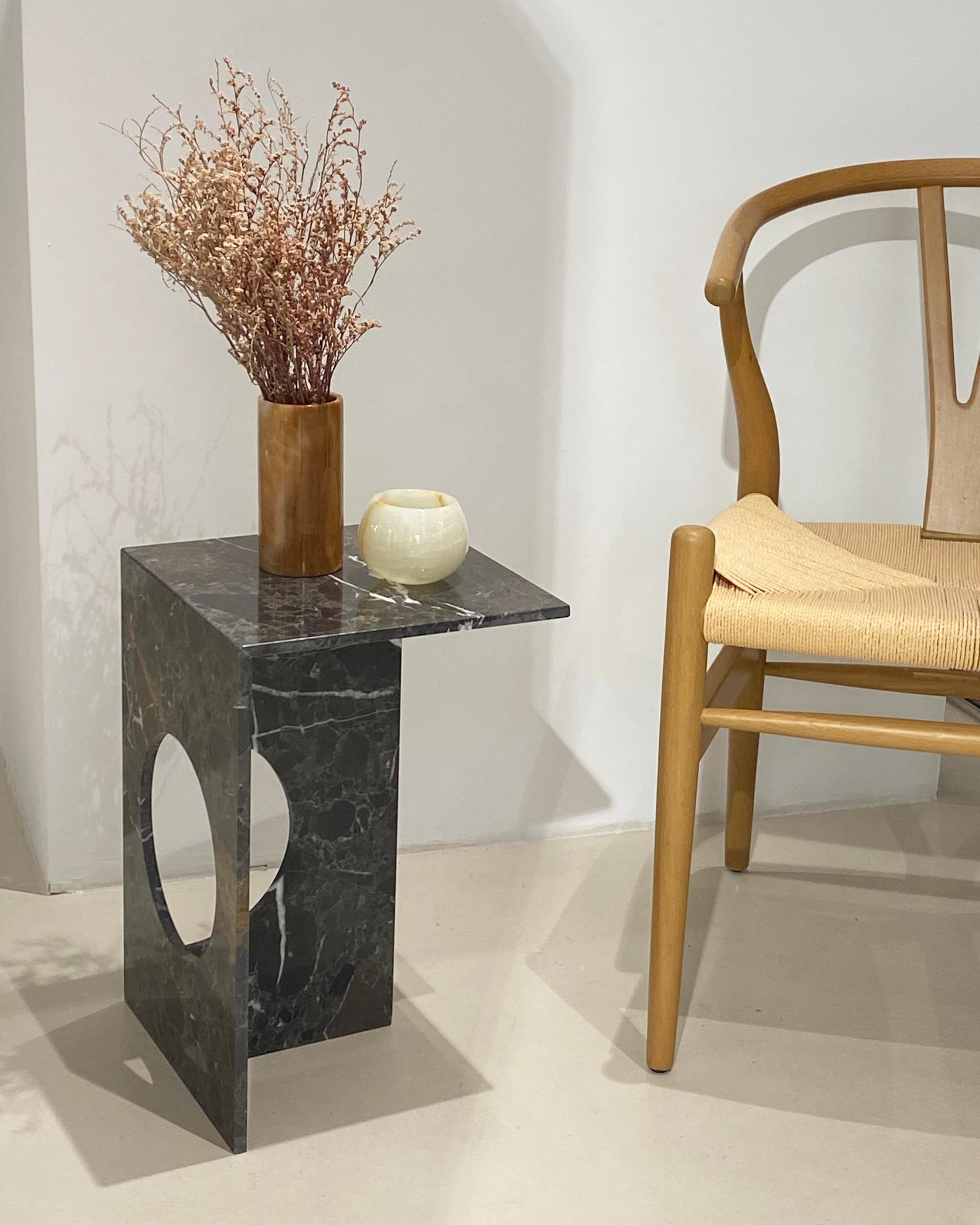 Sablé Table d'appoint Ola, marbre noir Toros, Studio Mohs en vente
