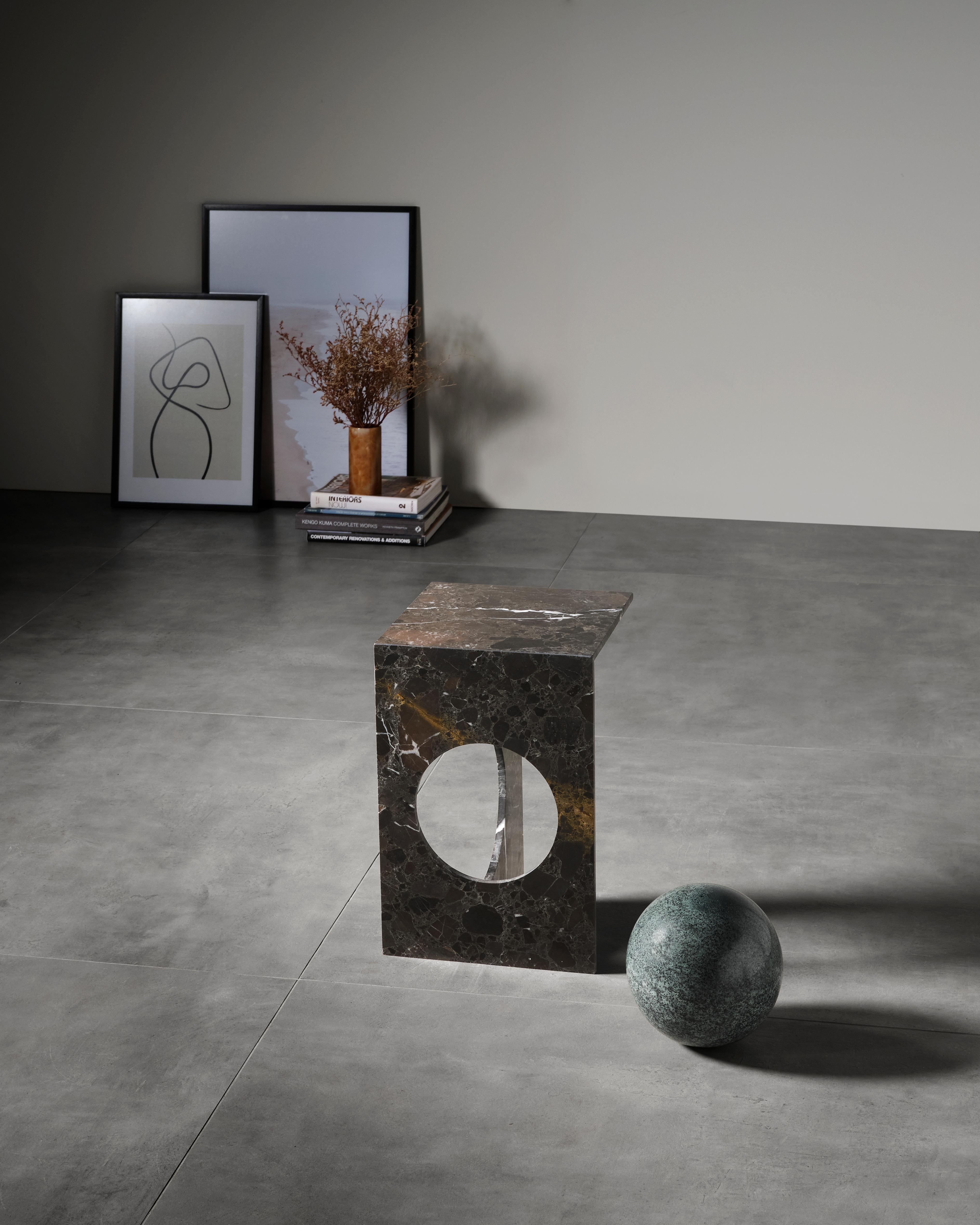 Moderne Table d'appoint Ola, marbre noir Toros, Studio Mohs en vente