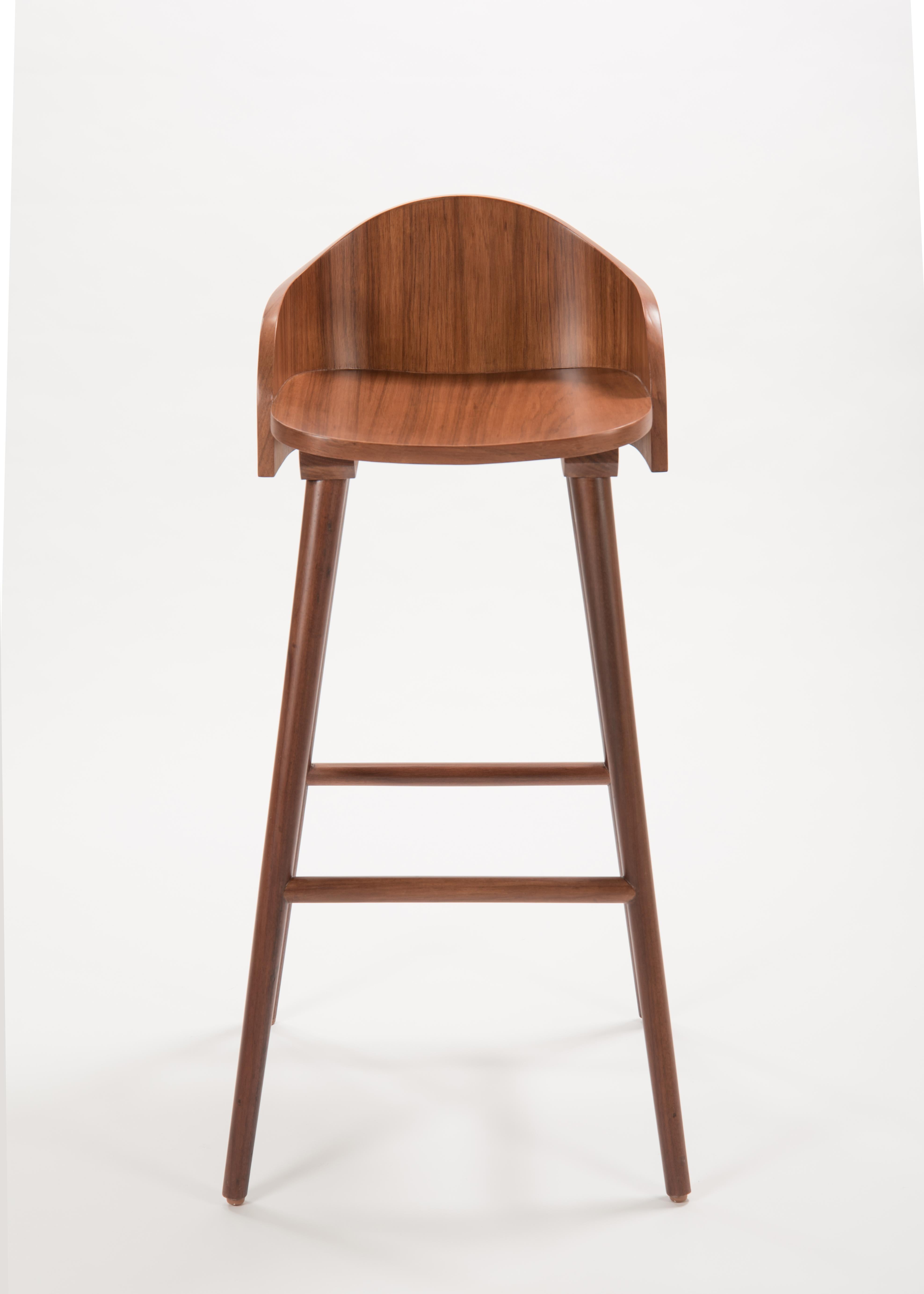 The peaceful movement of a wave flows by the stylized lines of the stools, refreshing in its organic design made with tzalam wood. Qualities such as definition, symmetry and proportion, allows the Ola stools to be a pleasant contrast to tables and