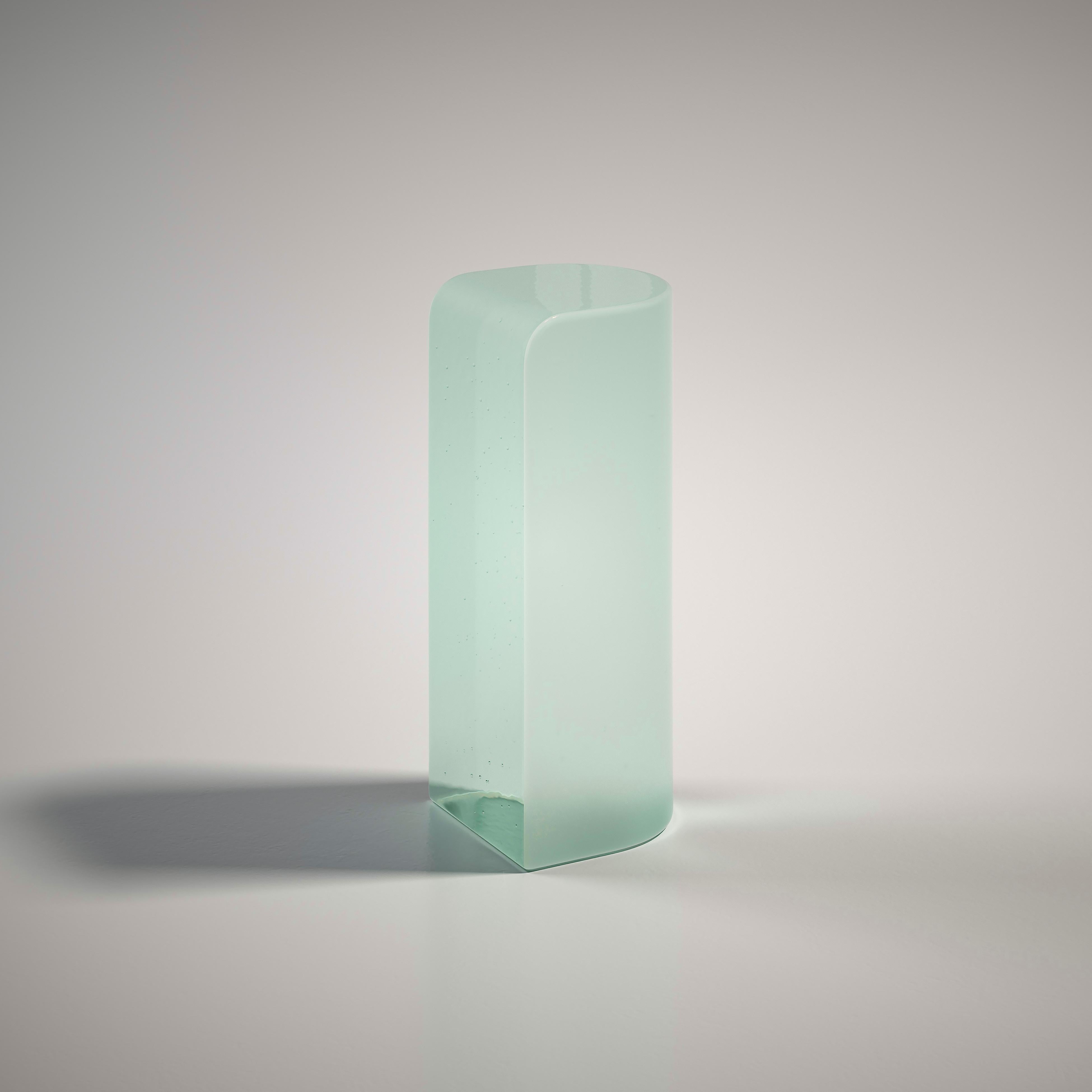 Table d'appoint Olaf vert menthe en verre coulé de Fred et Juul
Dimensions : D 20 x L 20 x H 50 cm.
MATERIAL : Verre moulé coloré.

Différentes couleurs sont disponibles. Veuillez nous contacter.

Fred&Juul, abréviation de Federico Minarelli et