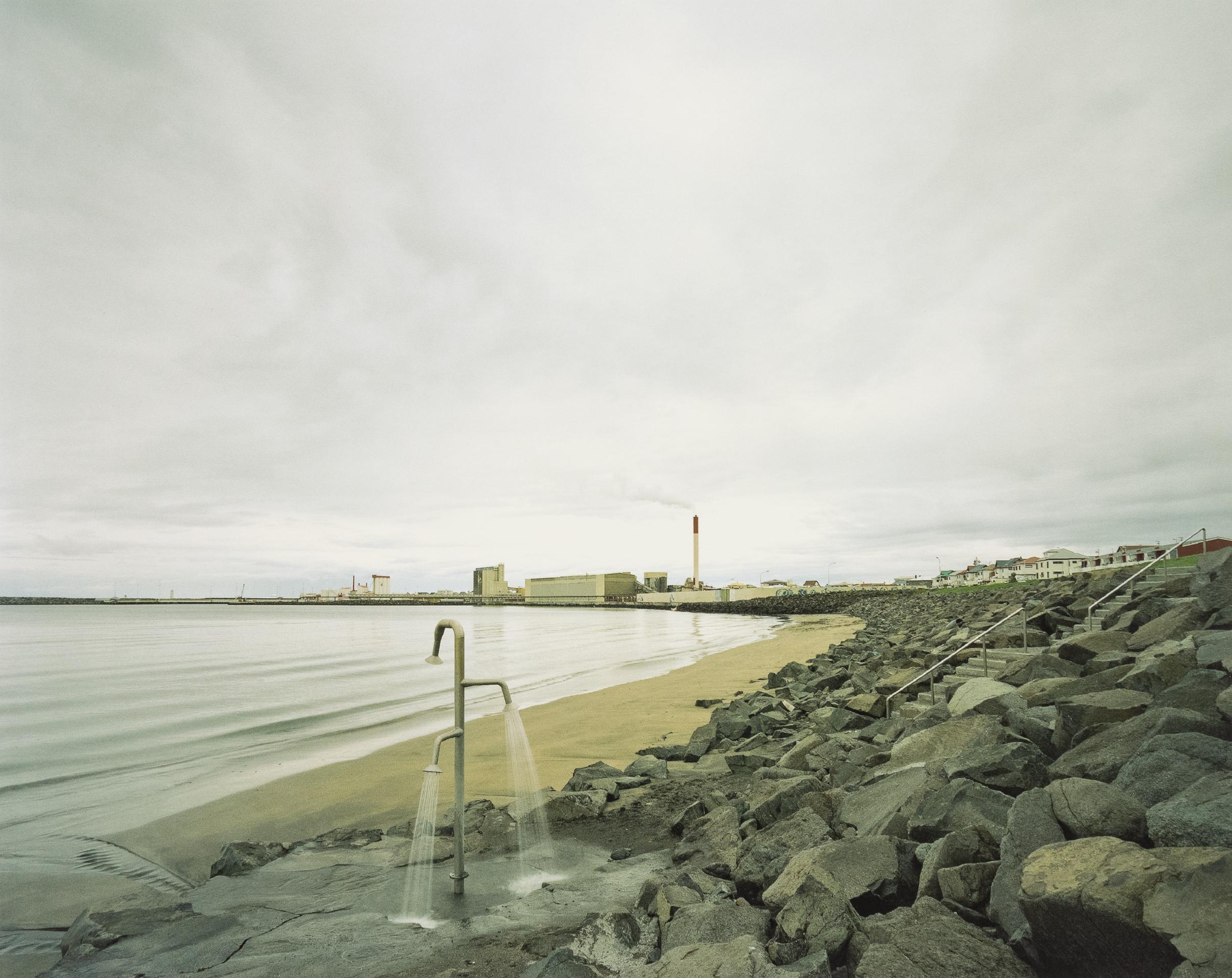 Dies ist eine zeitgenössische Landschaftsfotografie von Olaf Otto Becker von Akranes Strand in 07/2002.

2002

Signiert, betitelt, datiert und nummeriert, recto

Archivpigmentdruck (Auflage: 40)

11,5 x 9,5 Zoll, Bild
12 x 9,5 Zoll, Blatt