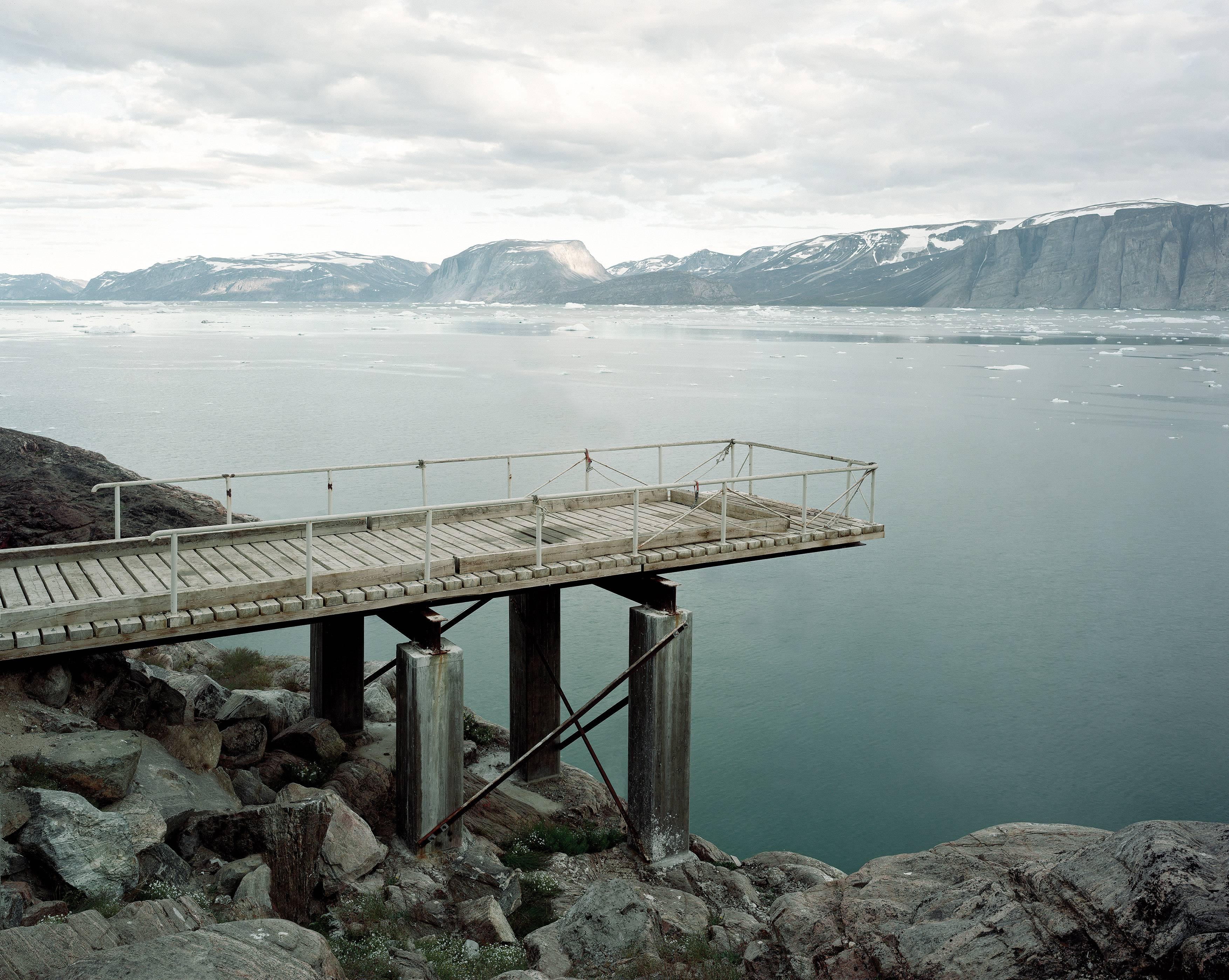 Ikerasak, Qarajaqs Eisfjord 2 - Olaf Otto Becker (Landschaftsfotografie in Farbe)
Signiert auf der Rückseite
Archivierungs-Pigmentdruck

Erhältlich in drei Größen:
25 x 29,5 Zoll, aus einer Auflage von fünf Stück
45.5 x 54,5 Zoll, aus einer Auflage