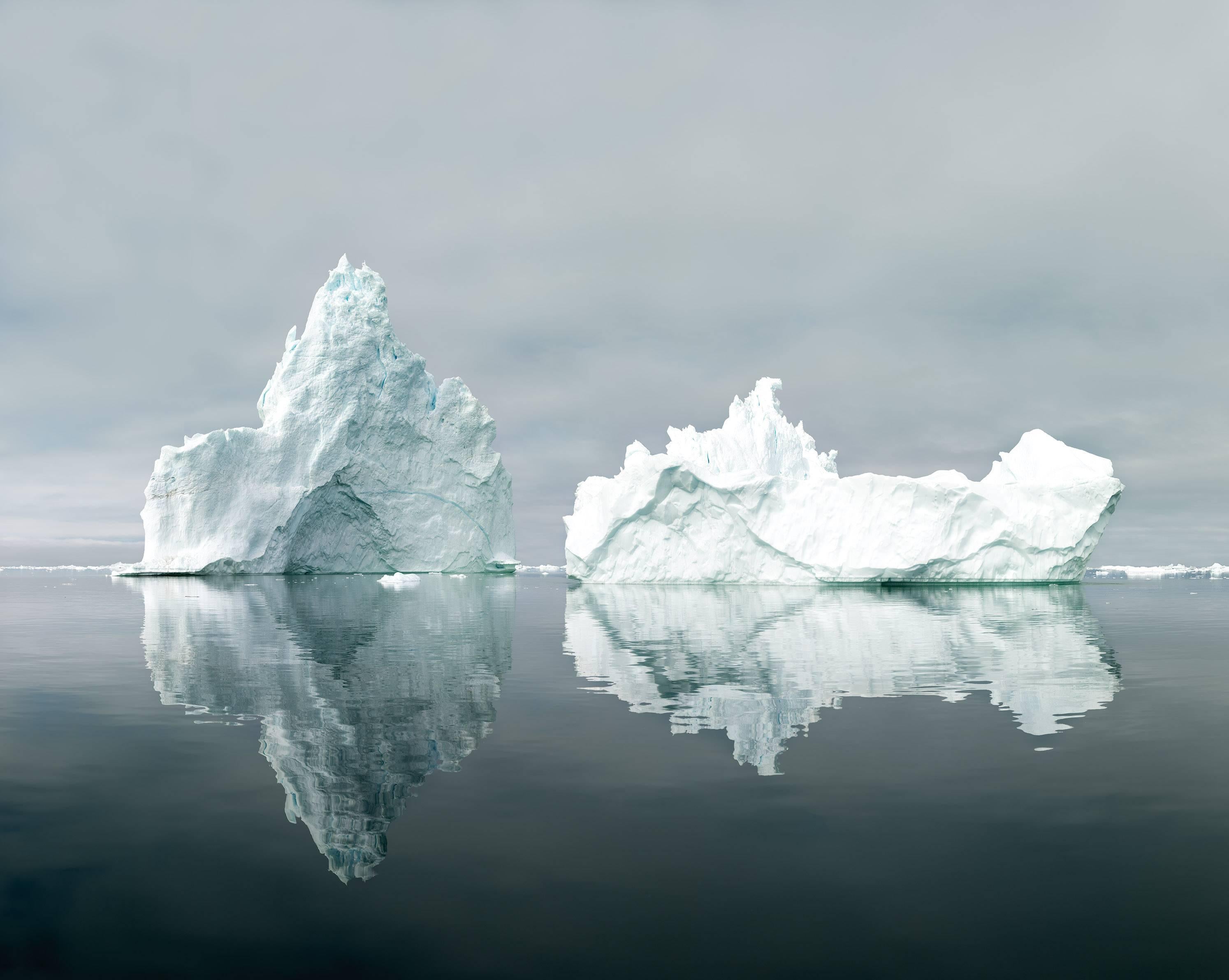 Ilulissat 18, 07/2015 - Olaf Otto Becker (Photographie de paysages en couleur)
Signé au dos
Impression au pigment d'archivage

Disponible en quatre tailles :
25 x 29.5 pouces, d'une édition de six exemplaires
43.75 x 52,5 pouces, d'une édition de