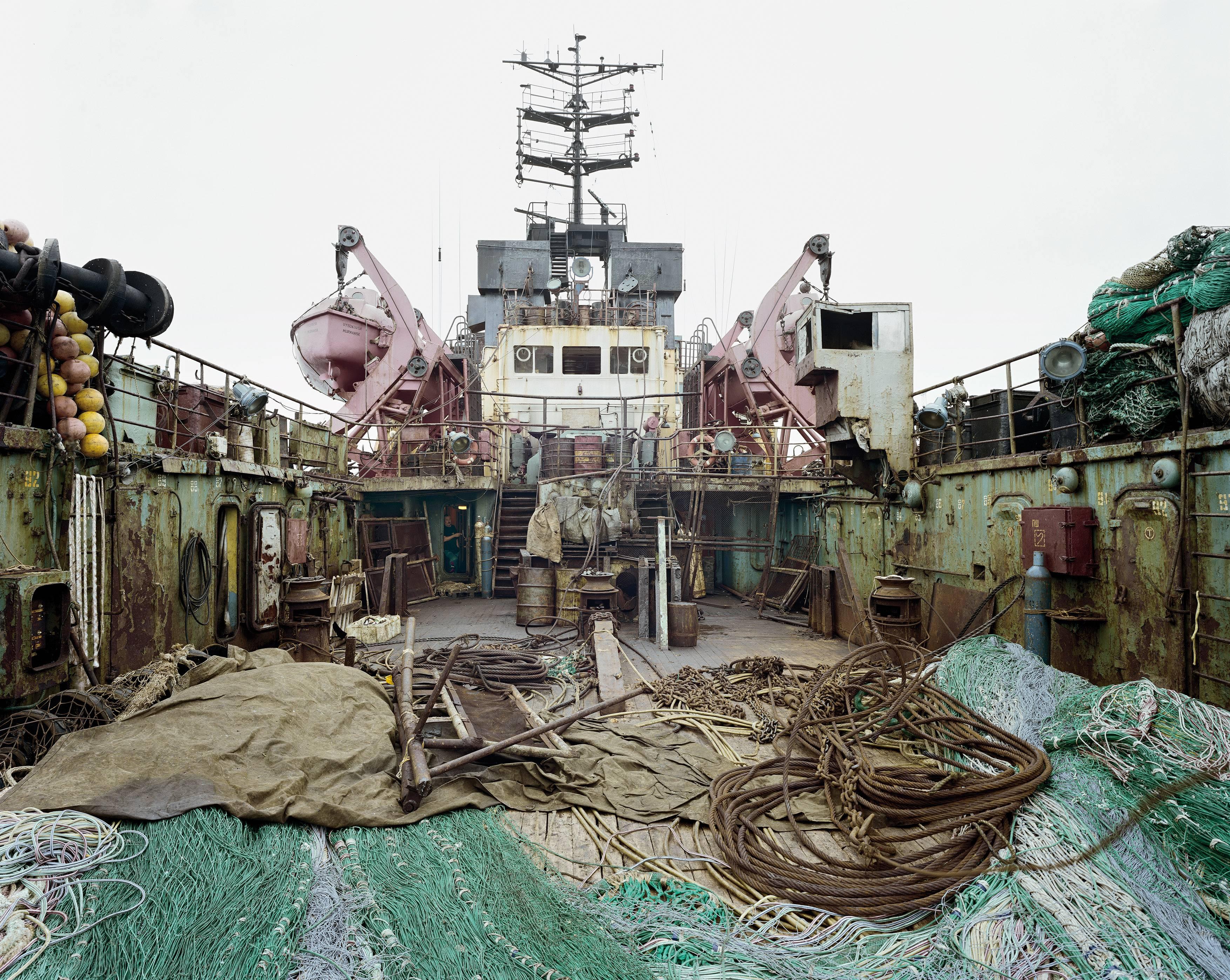 Russischer Fischtrawler, 2002 - Olaf Otto Becker (Landschaftsfarbfotografie)
Signiert auf der Rückseite
Archivierungs-Pigmentdruck

Erhältlich in drei Größen:
25 x 29,5 Zoll, aus einer Auflage von vier Stück
45.5 x 54  zoll, aus einer Auflage von