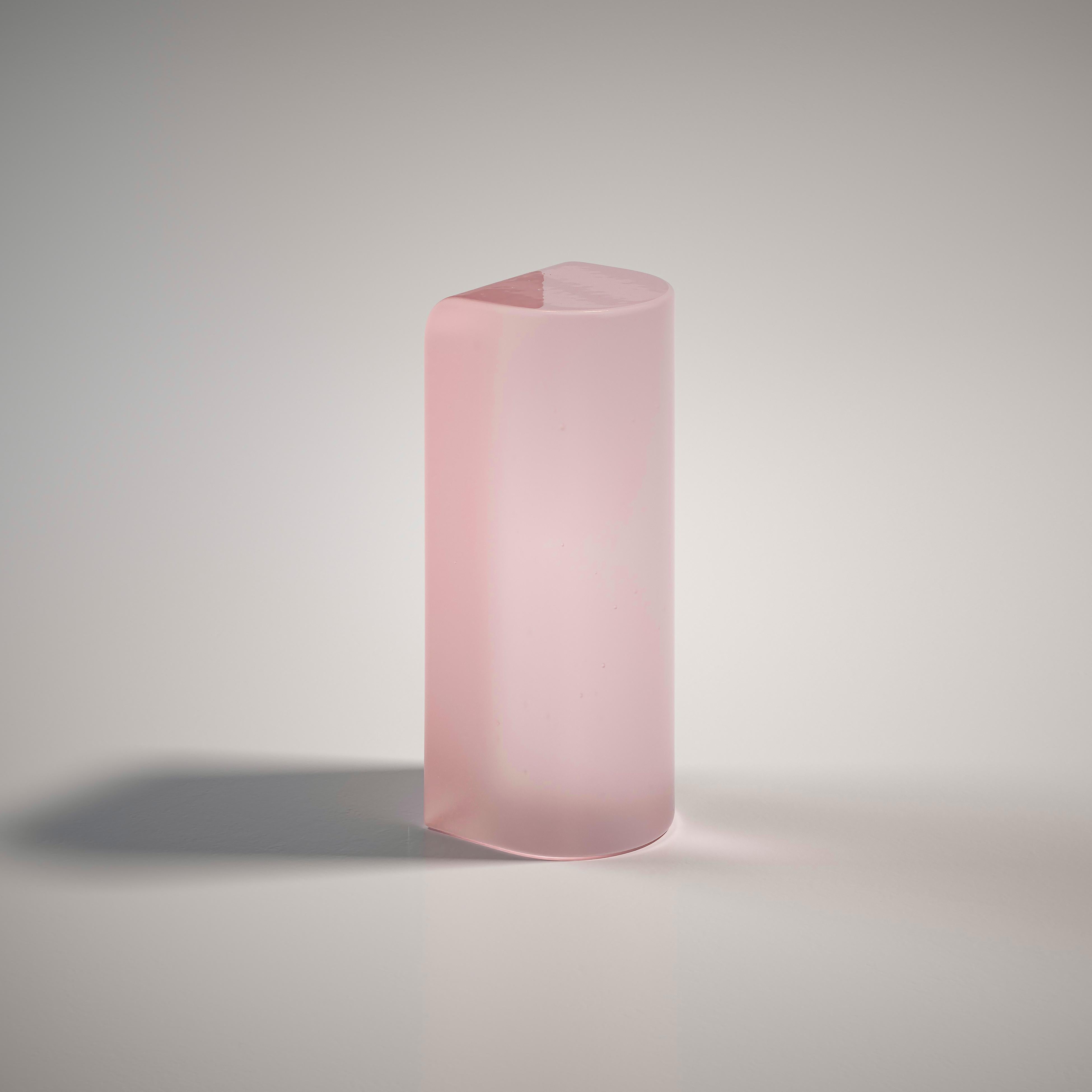 Postmoderne Table d'appoint Olaf rose en verre coulé de Fred et Juul en vente