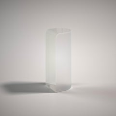 Olaf Skulpturaler Beistelltisch aus poliertem und geätztem Gussglas von Fred&Juul