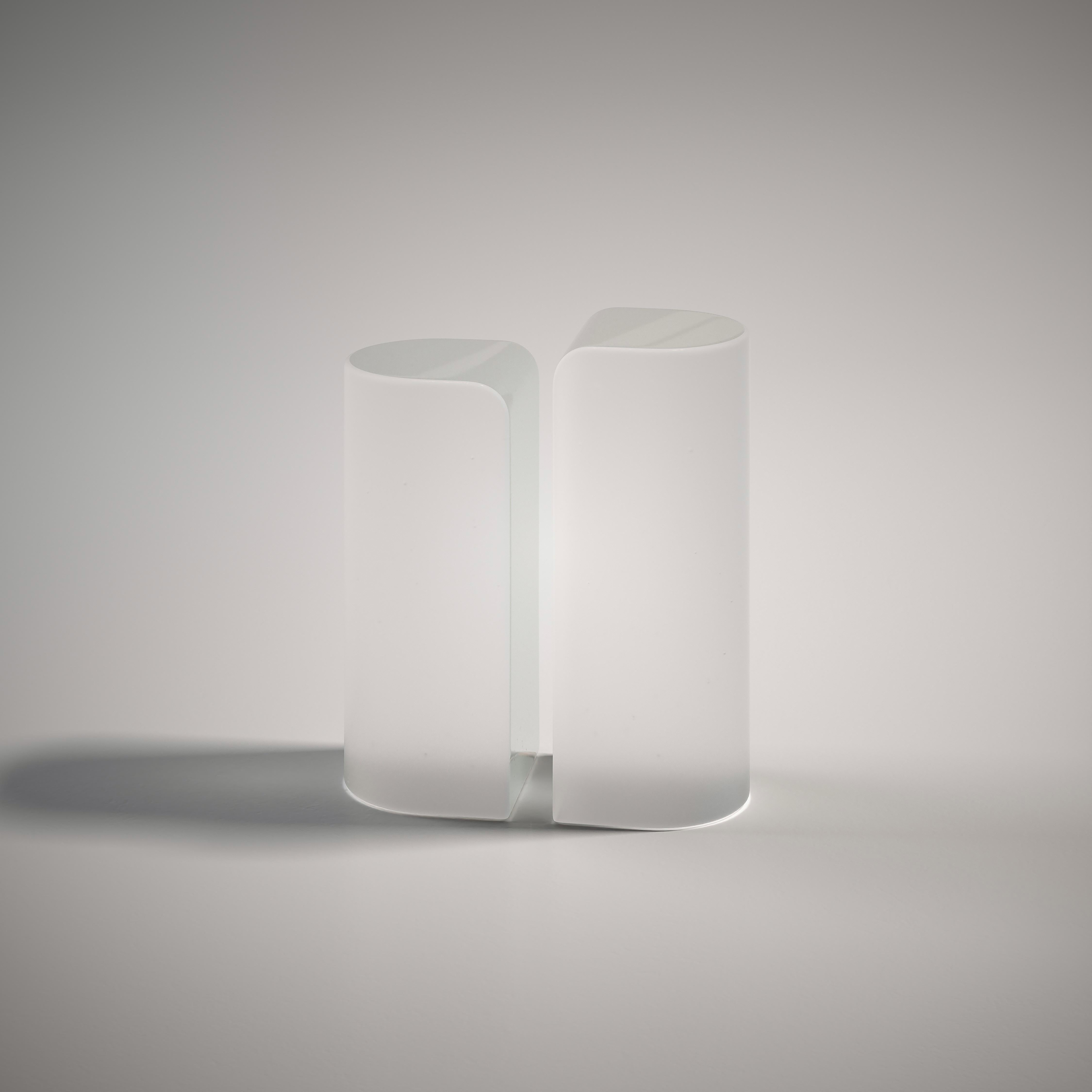Mesa auxiliar escultórica de vidrio colado pulido y grabado Olaf by Fred&Juul Moderno en venta