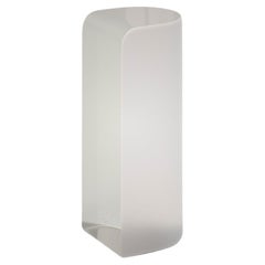 Mesa auxiliar escultórica de vidrio colado pulido y grabado Olaf by Fred&Juul