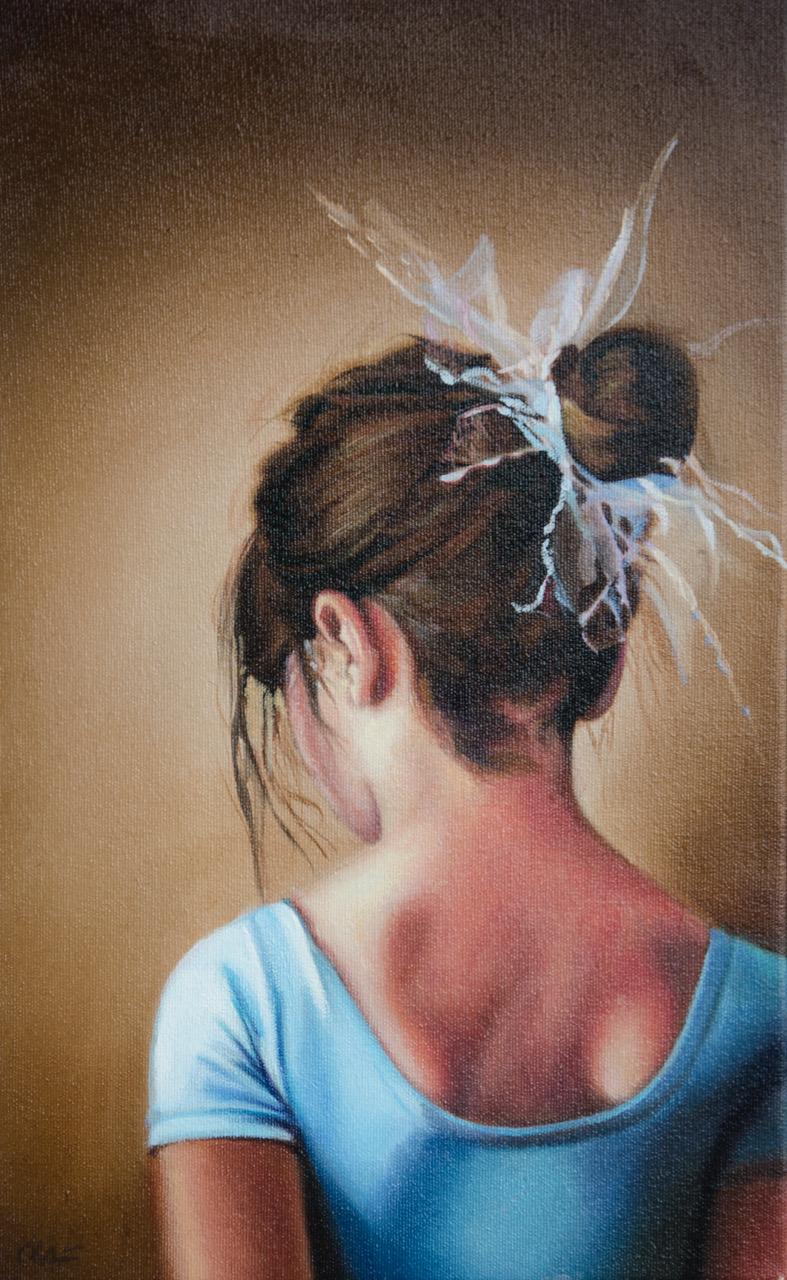 "Tiny Dancer" par Olaf Schneider est une peinture à l'huile sur toile de 16 "x10".  Cette peinture réaliste représente une danseuse ballerine brune en pose, habillée en bleu avec un postiche blanc attachant ses cheveux en chignon.  

À propos d'Olaf